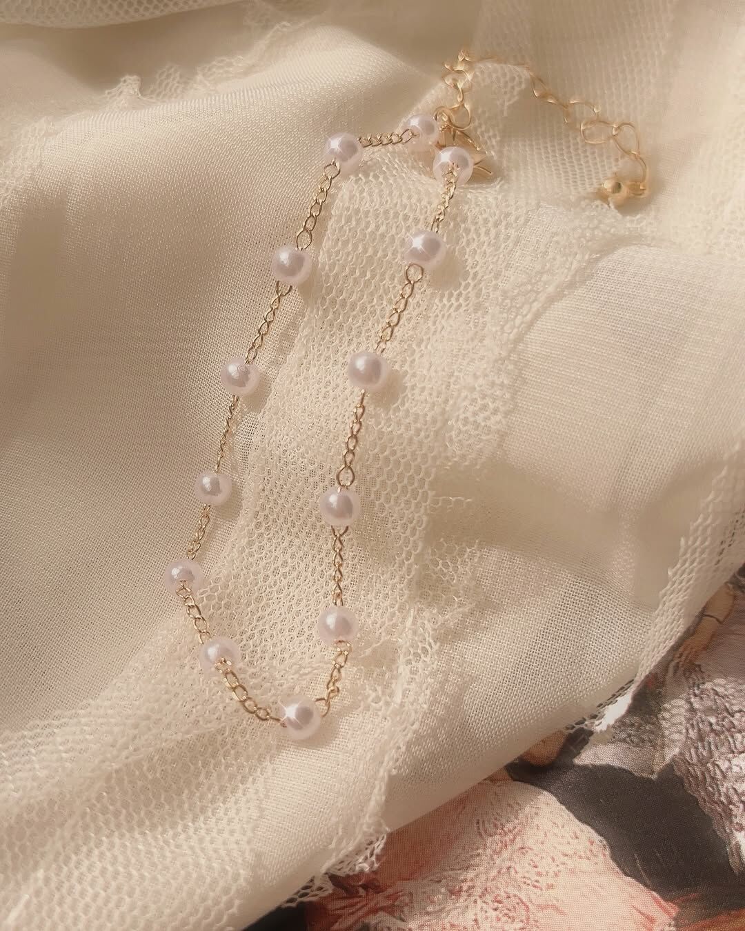 整圈的小珍珠用間隔細鍊連接 珍珠像一個一個音符🎶 串起來變成一首歌曲🎤♡ ̖- 我稱它為𝑳𝙤𝒗𝙚’𝙨 𝙨𝒐𝙣𝒂𝙩𝒂愛的協奏曲💓 ༘ ✿•₊˚🎧🩰◝꒱ 𓂂 🫧✨ ˃̵˂̵ 舉手投足各個角度都看得到設計 小珍珠+細鍊增添了精緻感 明明是隨意戴上,卻看起來像是用心打扮😳 很有氛圍感的手鍊,去哪都讓你美爆! - - - - - ■ B18 Love’s sonata bracelet - 316L ౨ৎ 𝙞𝙣𝙛𝙤. ౨ৎ ⟡ 材質:𝟥𝟣𝟨𝖫醫療鋼 ⟡ 顏色:金色 ⟡ 商品尺寸:鍊長 𝟣𝟨 ㎝ + 延長鏈 𝟧 ㎝ ㅣ手工測量ㅣ誤差± 𝟤 ㎝