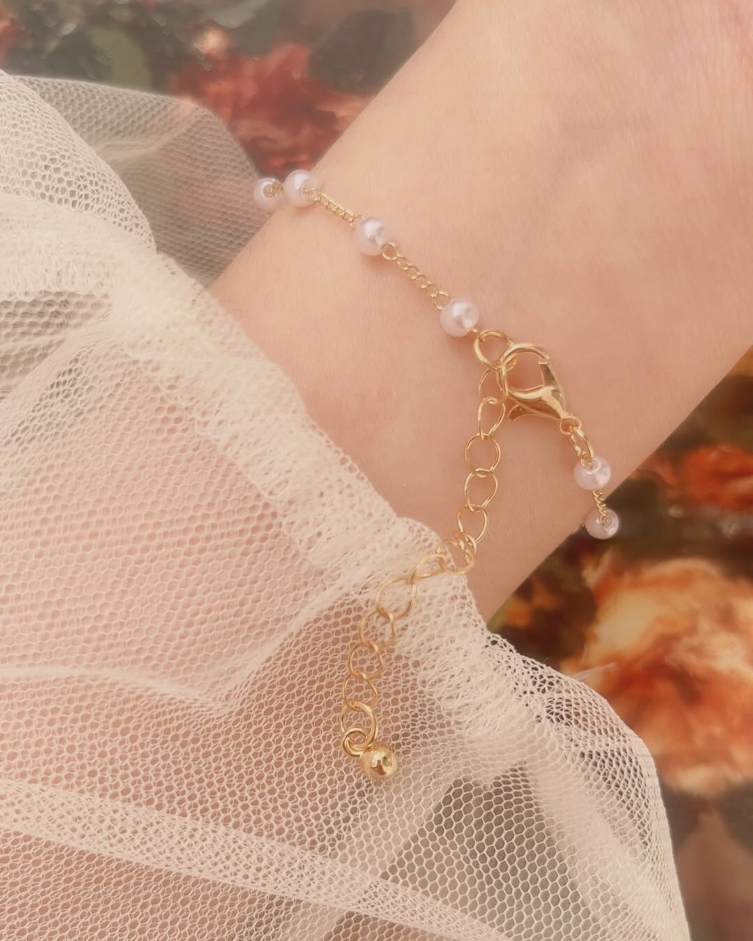 整圈的小珍珠用間隔細鍊連接 珍珠像一個一個音符🎶 串起來變成一首歌曲🎤♡ ̖- 我稱它為𝑳𝙤𝒗𝙚’𝙨 𝙨𝒐𝙣𝒂𝙩𝒂愛的協奏曲💓 ༘ ✿•₊˚🎧🩰◝꒱ 𓂂 🫧✨ ˃̵˂̵ 舉手投足各個角度都看得到設計 小珍珠+細鍊增添了精緻感 明明是隨意戴上,卻看起來像是用心打扮😳 很有氛圍感的手鍊,去哪都讓你美爆! - - - - - ■ B18 Love’s sonata bracelet - 316L ౨ৎ 𝙞𝙣𝙛𝙤. ౨ৎ ⟡ 材質:𝟥𝟣𝟨𝖫醫療鋼 ⟡ 顏色:金色 ⟡ 商品尺寸:鍊長 𝟣𝟨 ㎝ + 延長鏈 𝟧 ㎝ ㅣ手工測量ㅣ誤差± 𝟤 ㎝