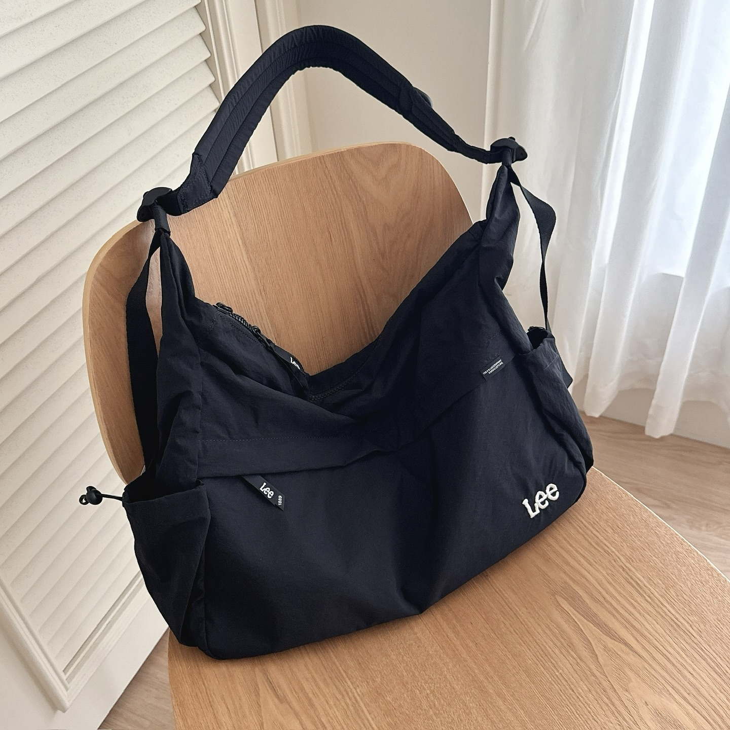 限時優惠！LEE Light Messenger Bag (Black)