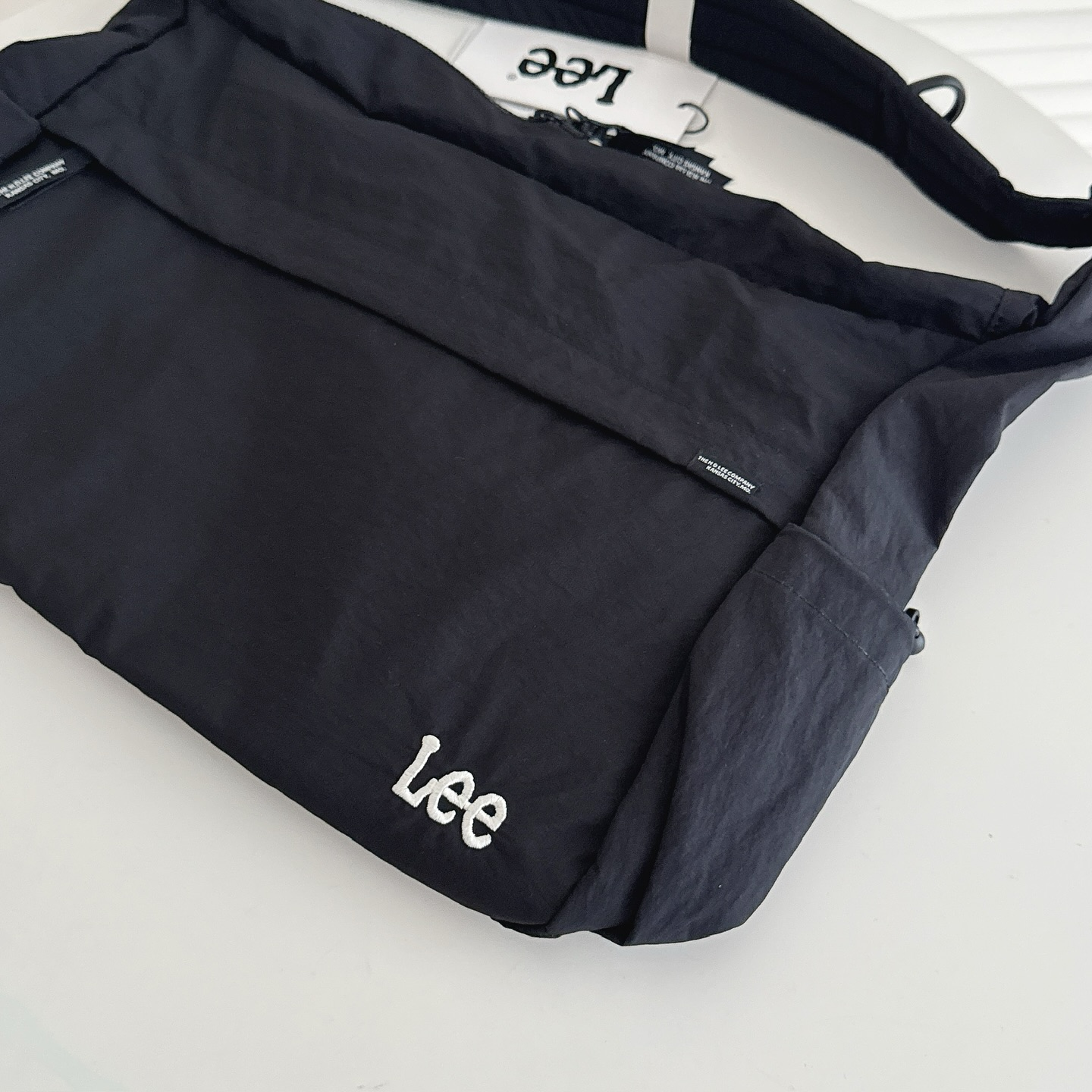 限時優惠！LEE Light Messenger Bag (Black)
