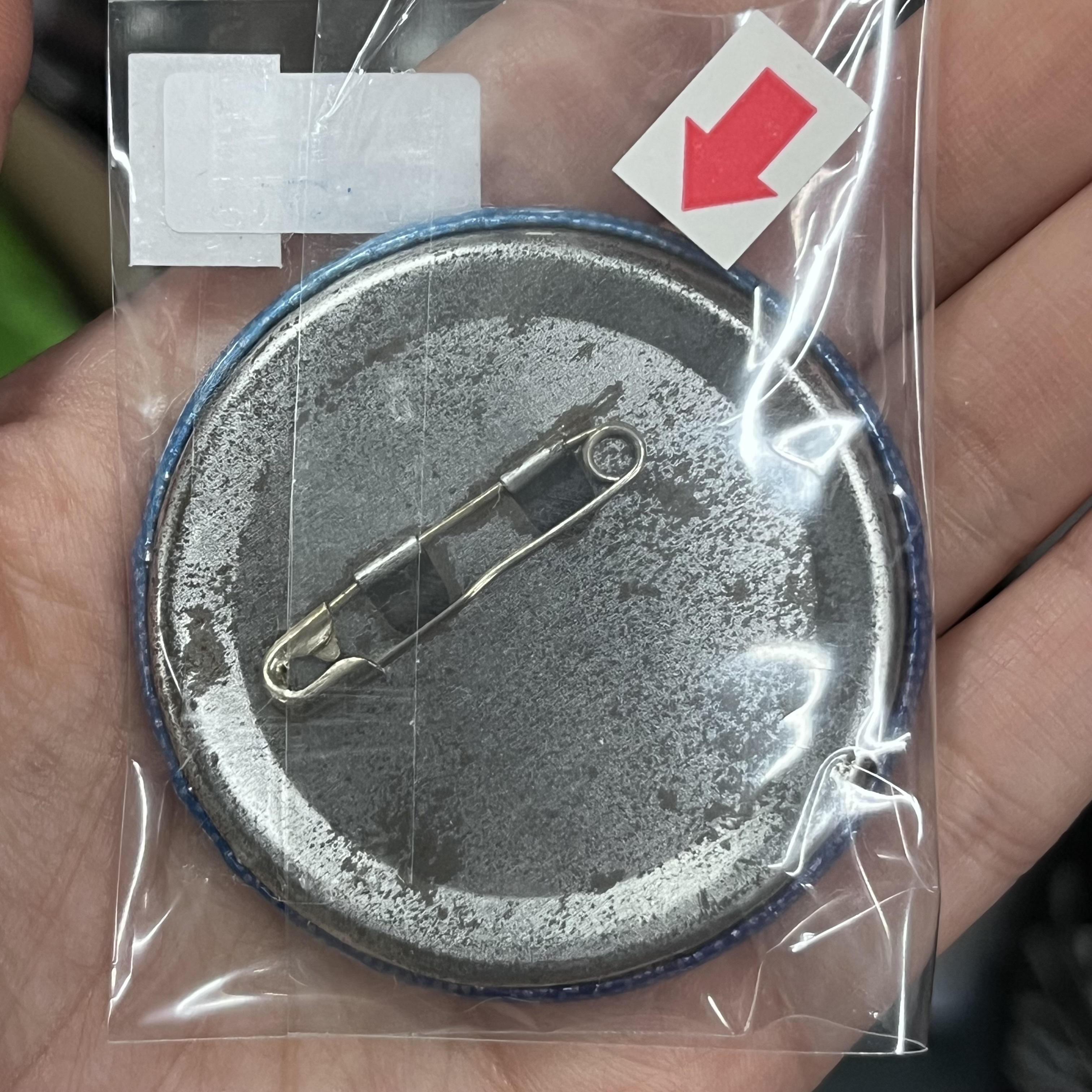 I7 一織 襟章#203  背瑕