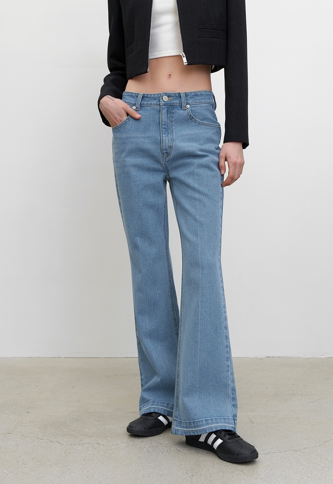 中腰百搭微喇叭牛仔褲