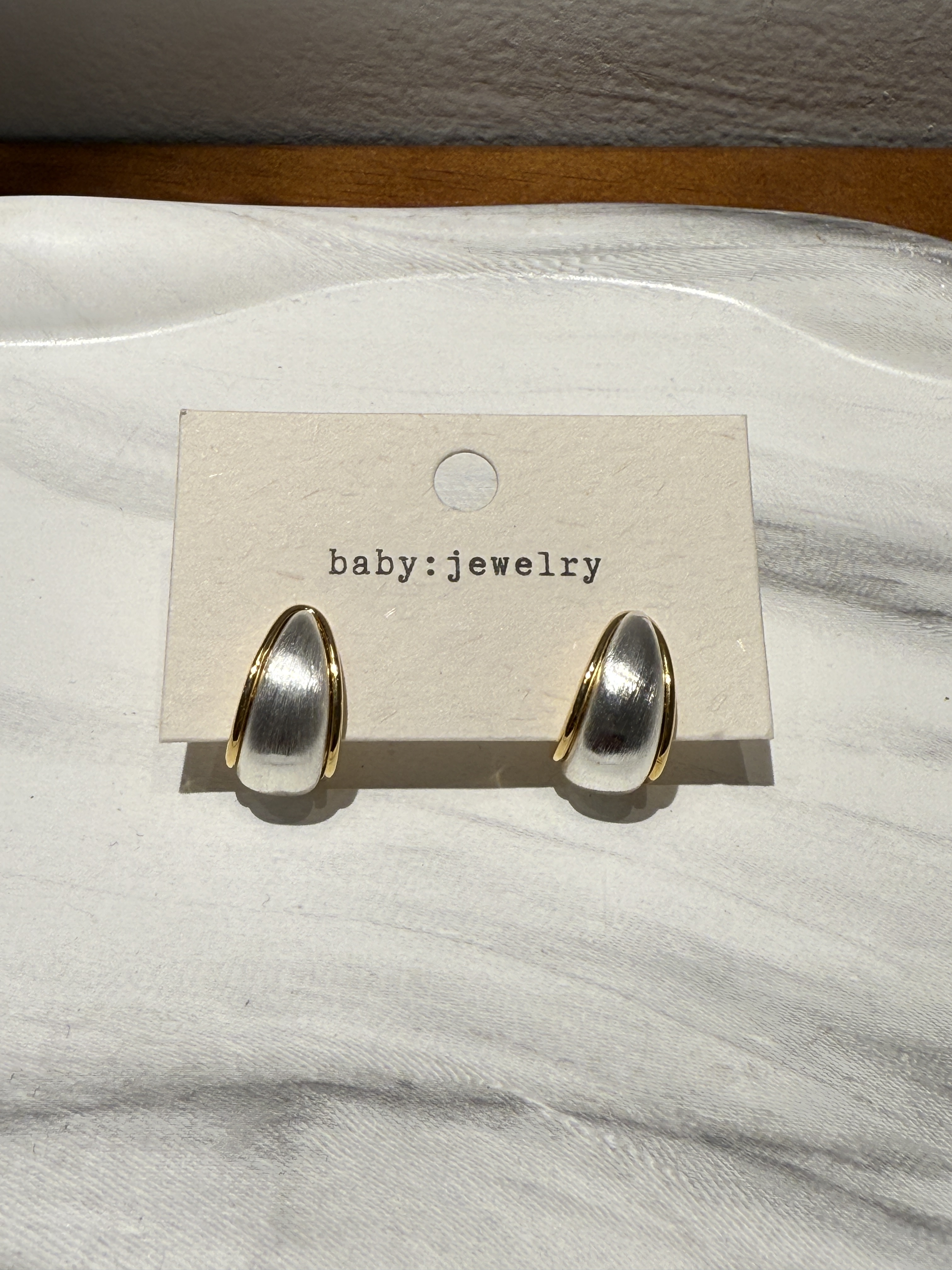 Cashew Shape Two-color Edge Earring