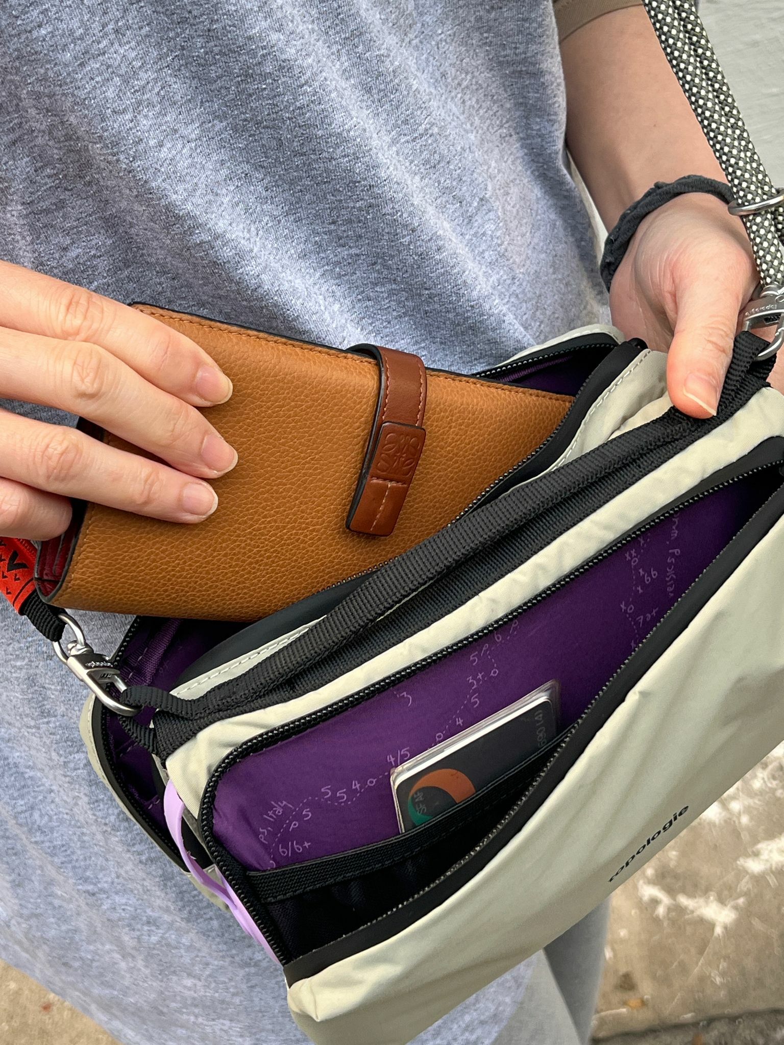 Topologie 水瓶斜背包 Wares Bags Bottle Sacoche -  灰褐色 (逢星期日截單後14-21個工作天發貨)