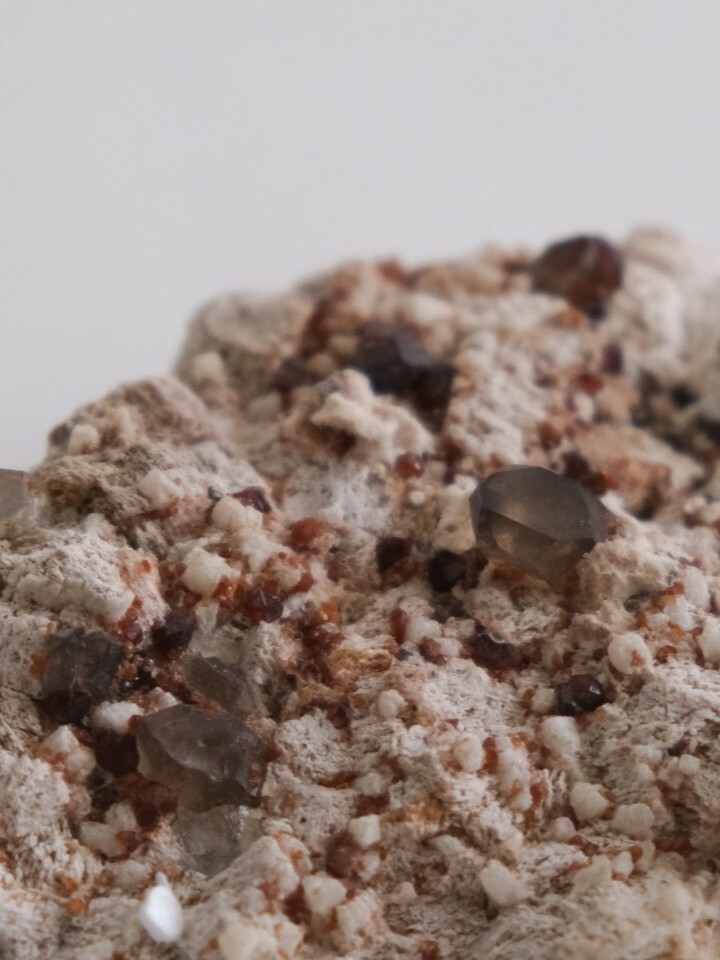 石榴石共生茶晶簇 Smoky Quartz With Spessartine Garnet