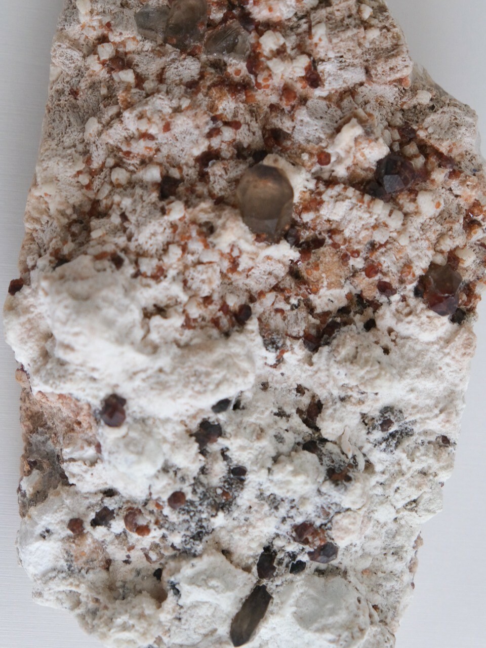 石榴石共生茶晶簇 Smoky Quartz With Spessartine Garnet