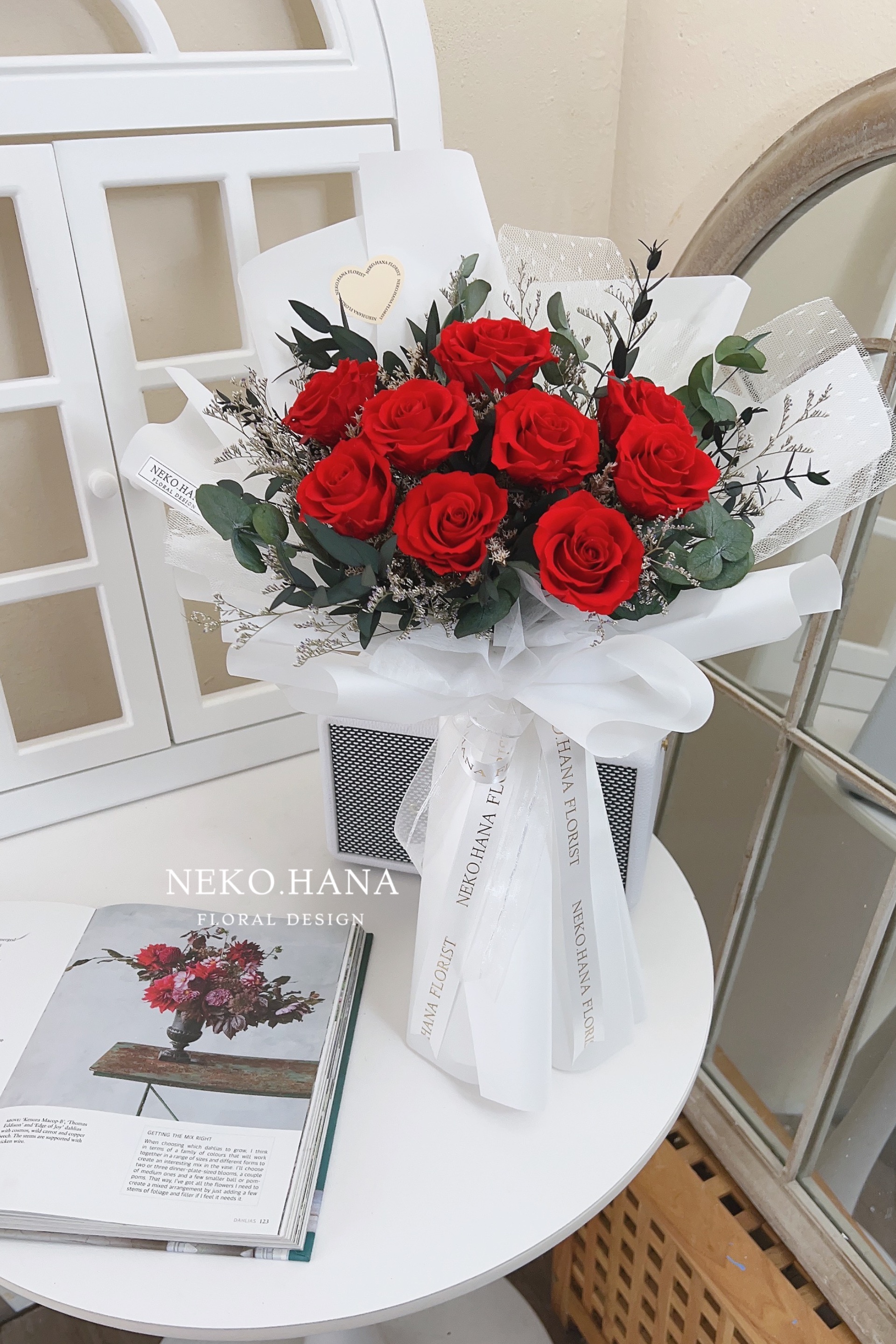 經典紅玫瑰永生花束（白色系）