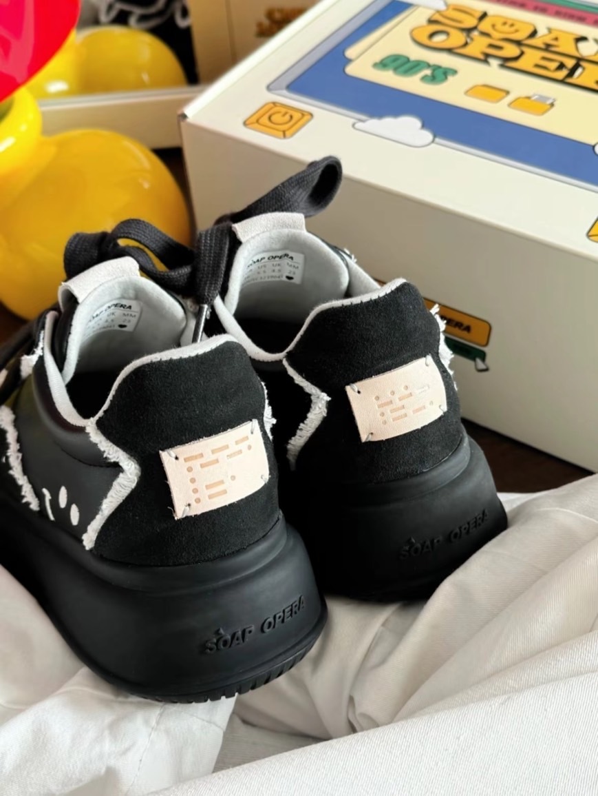 <AESPA 寧寧同款> SOAP OPERA 大頭鞋 解構 開口笑 不修邊 厚底 增高5cm 黑底白邊 SOUSC3239041