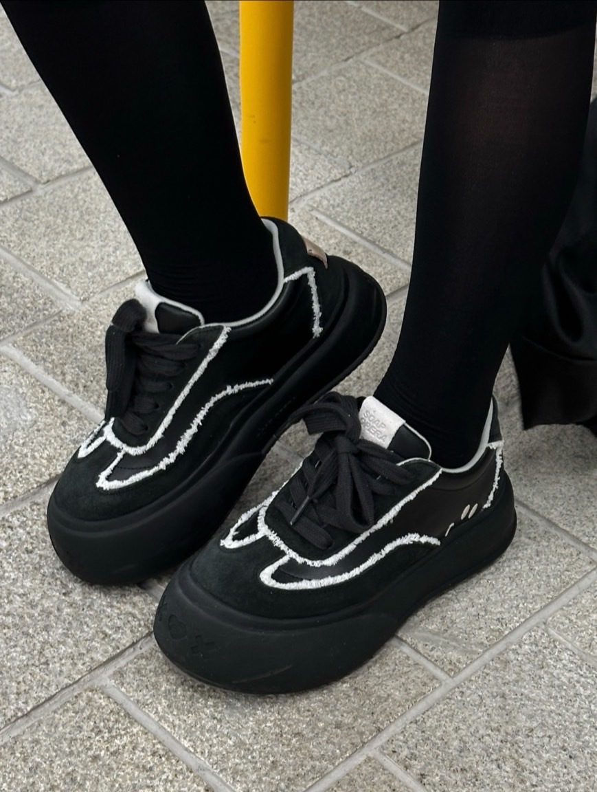 <AESPA 寧寧同款> SOAP OPERA 大頭鞋 解構 開口笑 不修邊 厚底 增高5cm 黑底白邊 SOUSC3239041