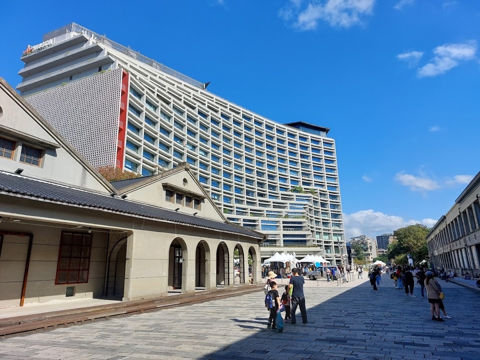 前身為日據時代的煙草工廠，於2011年轉型為台灣原創文化基地，保留了日治時期的建築風格，是台北 101 周邊的知名景點。