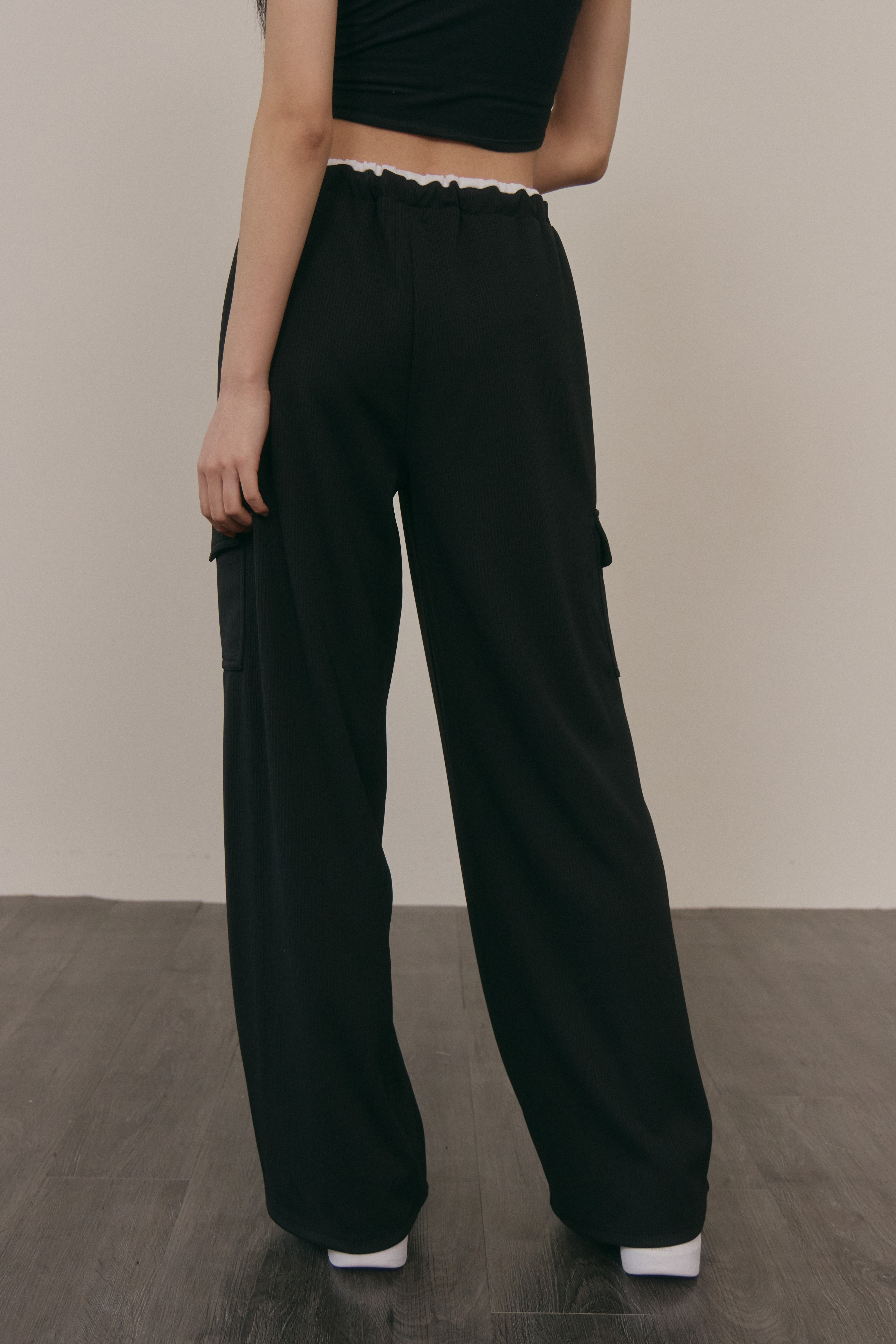 工裝抽繩落地長褲- 黑