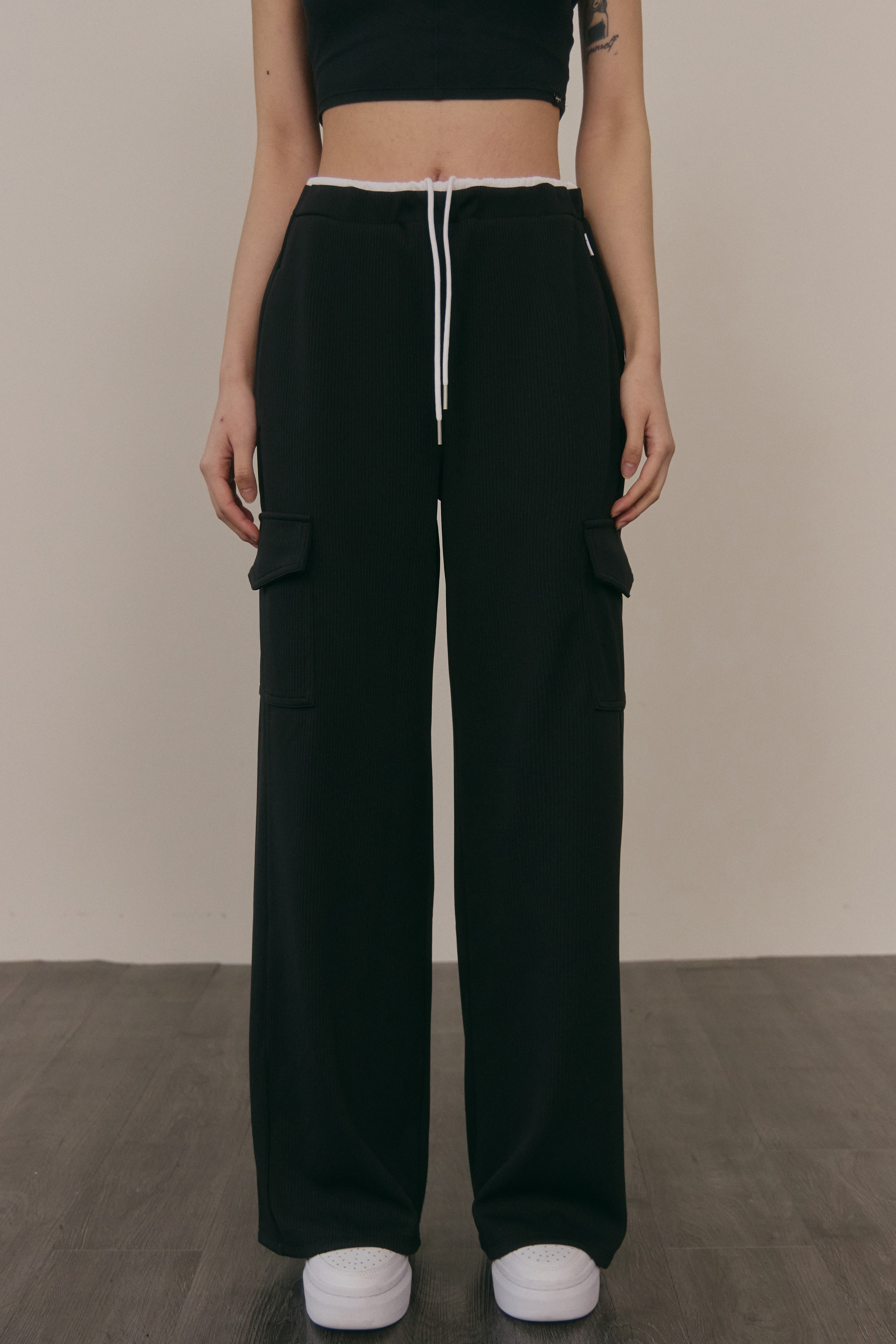 工裝抽繩落地長褲- 黑