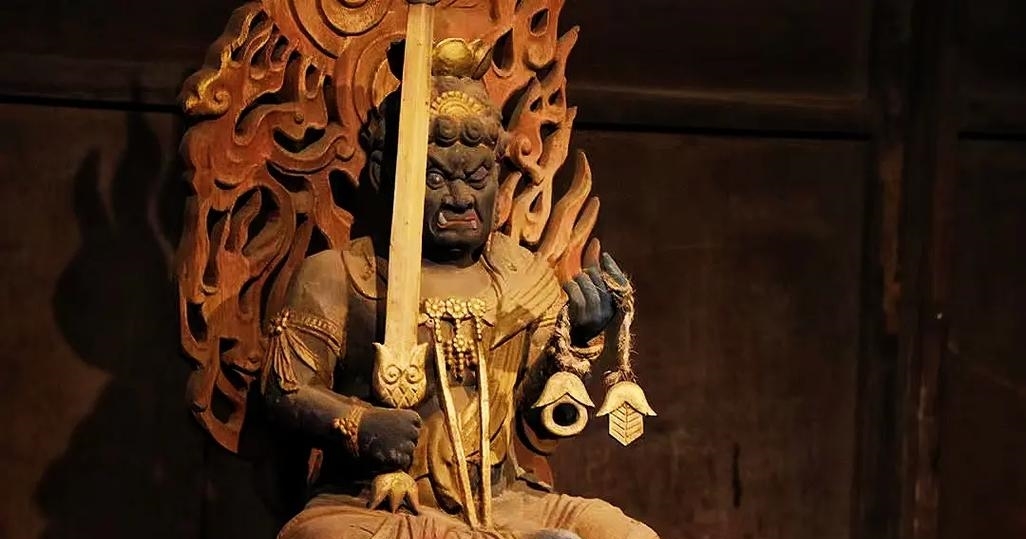 不動明王手拿什麼？降魔劍與羂索的象徵意義大解析！