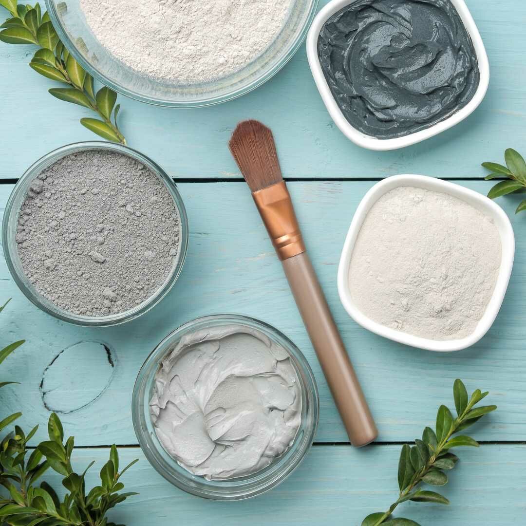 每種泥膜具有不同的礦物質組成與功效特性。選擇適合自己膚質的泥巴保養品，能有效減少過敏風險。建議選購天然成分比例高的泥膜產品，同時避開含有酒精、香精或高濃度酸類等刺激性成分的配方。