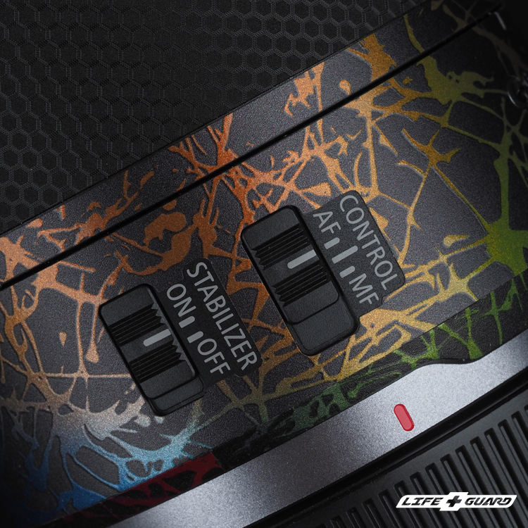 Canon RF 16-28mm F2.8 IS STM 鏡頭貼膜特寫，LIFE+GUARD 設計風格潑墨彩黑貼膜質感