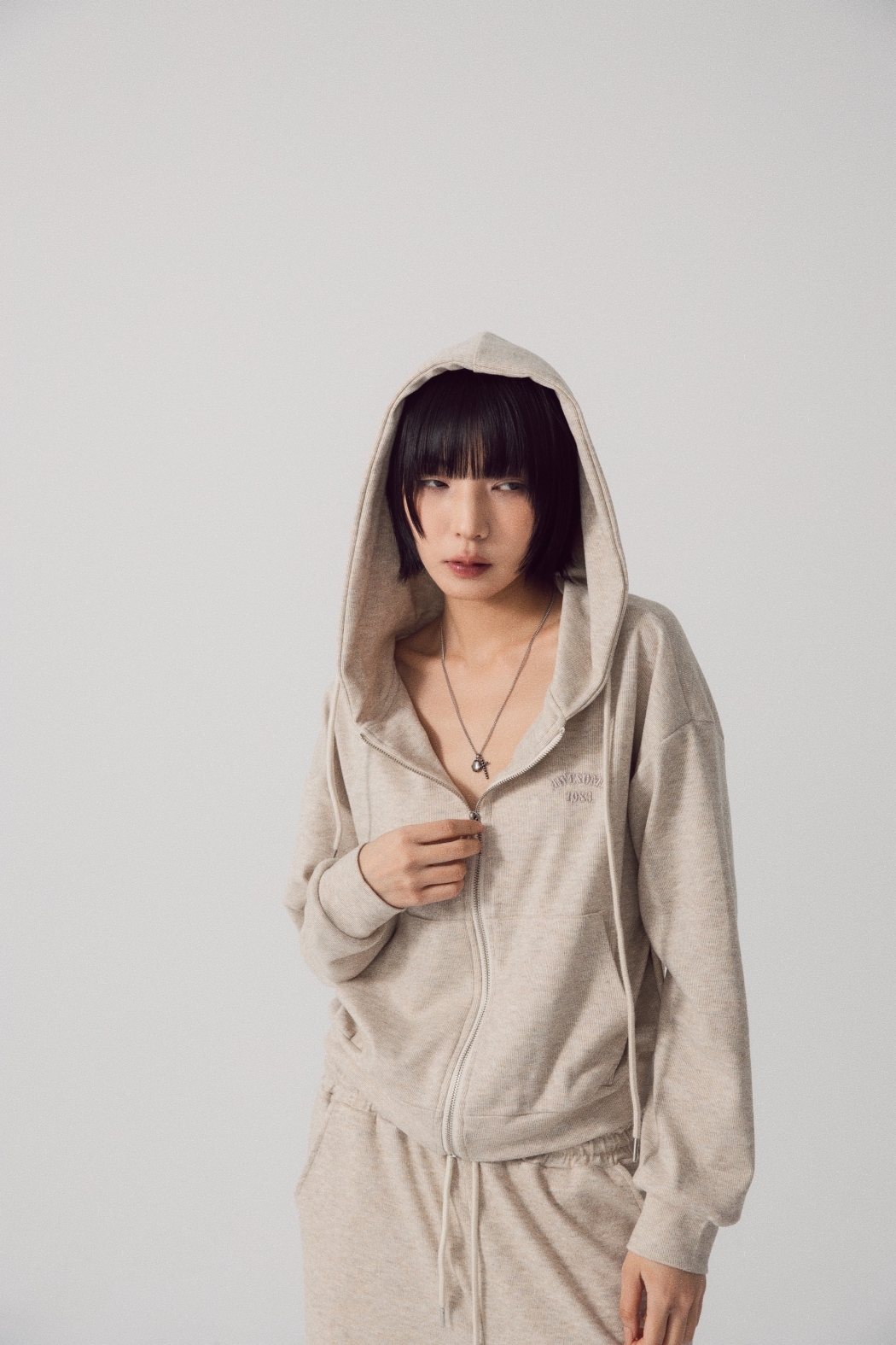 【瑕疵】繡字口袋連帽外套-燕麥