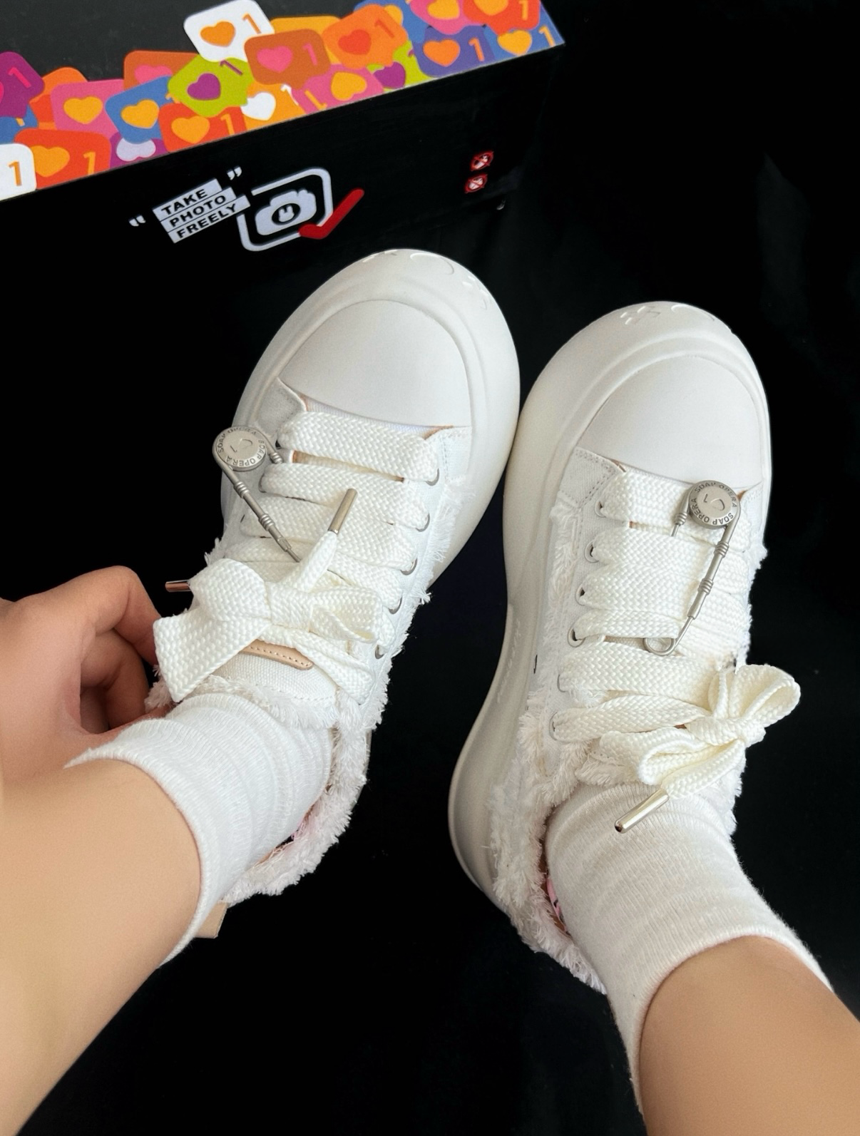 SOAP OPERA 解構開口笑大頭鞋 泡泡鞋 全白 厚底 寬鞋帶 不修邊 別針 笑臉 帆布鞋 大頭鞋/預購