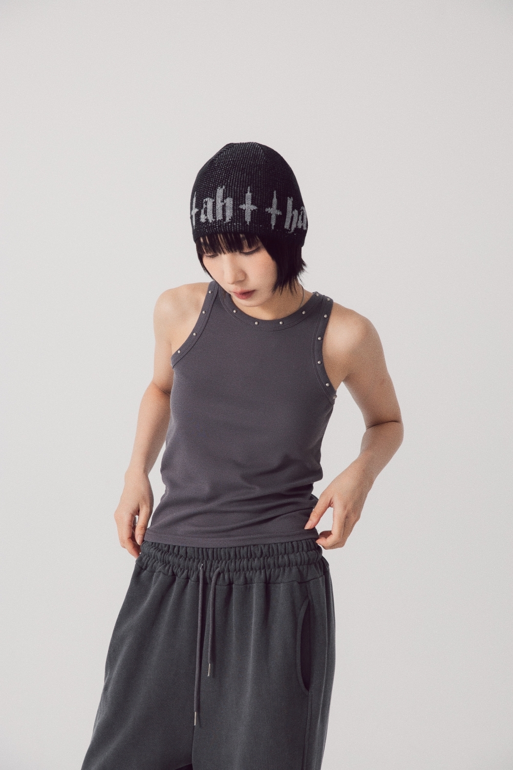 【瑕疵】鉚釘綴飾背心-炭灰