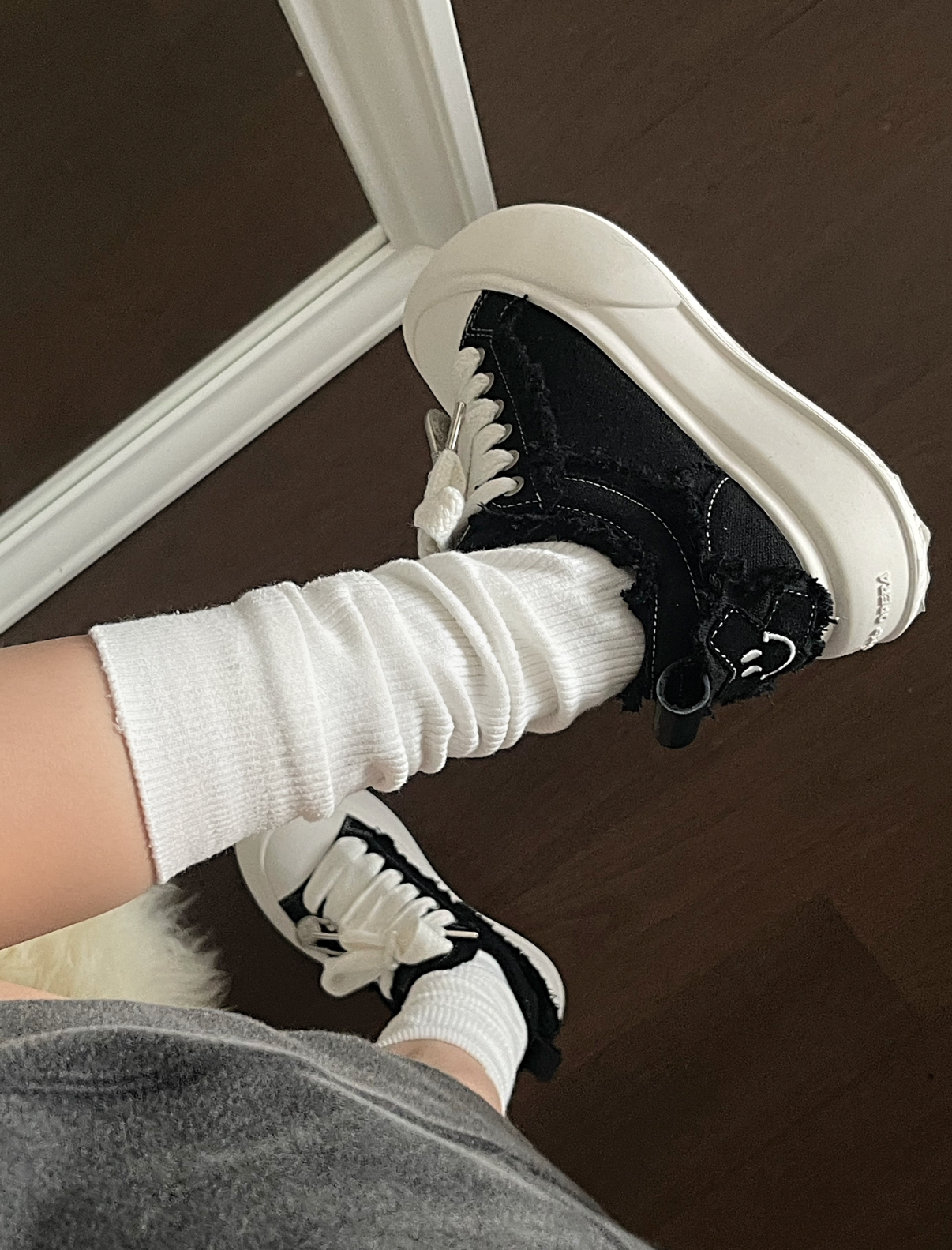 SOAP OPERA 解構開口笑大頭鞋 泡泡鞋 黑白色 黑色 厚底 寬鞋帶 不修邊 別針 笑臉 帆布鞋 大頭鞋/預購