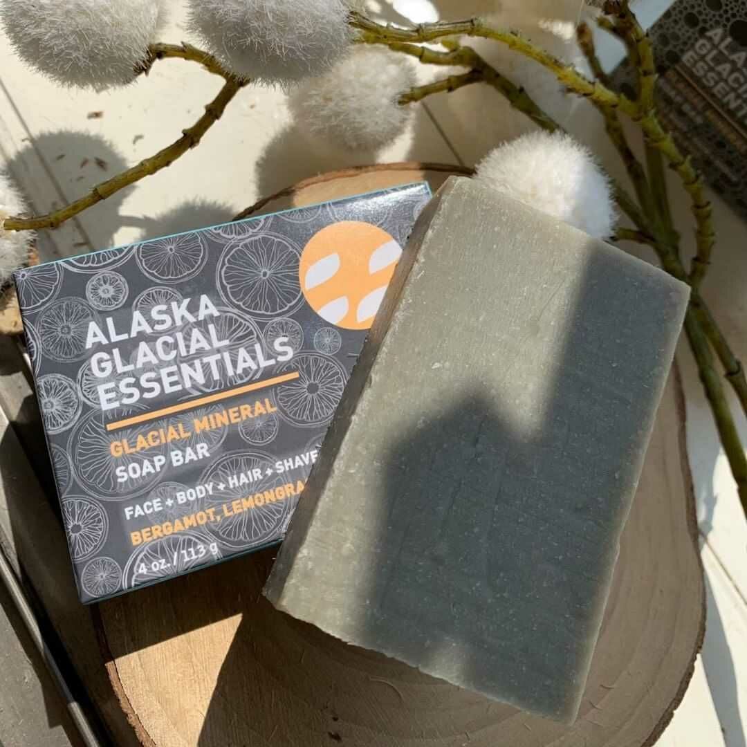 阿拉斯加冰河泥皂是低溫冷製手工皂，含豐富甘油，無防腐劑與人工香精，更添加可深層清潔淨化的冰河泥，與珍貴保濕成分如有機植物油與山羊奶，一皂可洗全身，溫和清潔同時滋養肌膚，是每日清潔的好幫手！