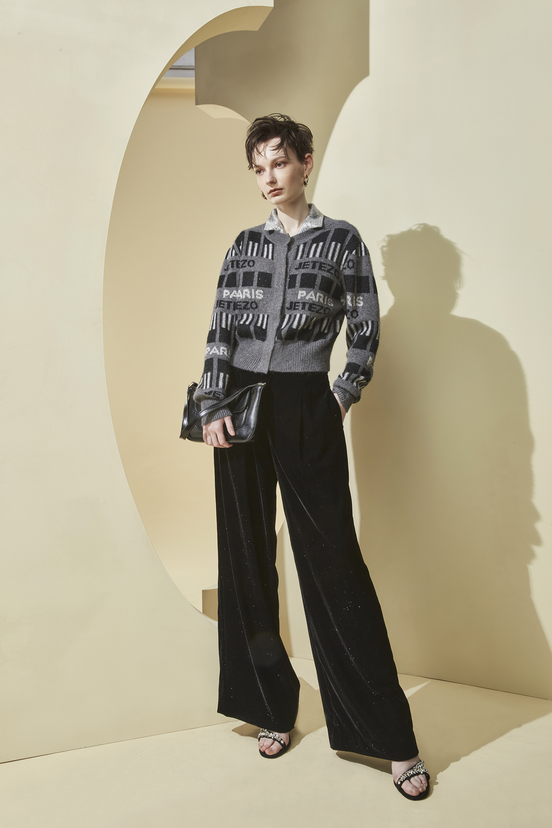 BB1HC222D1 巴黎印象拼字藝術針織短版外套