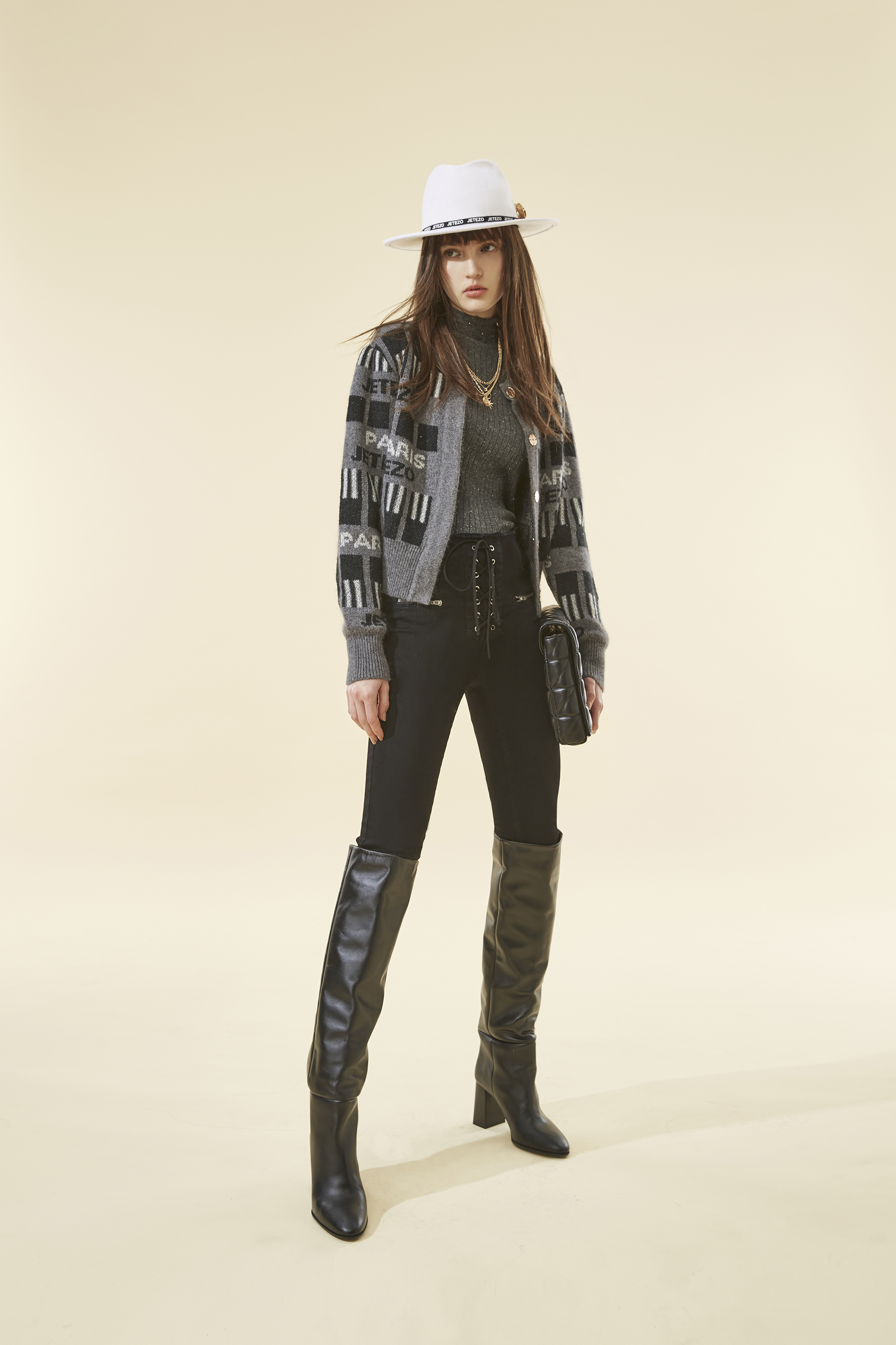 BB1HC222D1 巴黎印象拼字藝術針織短版外套