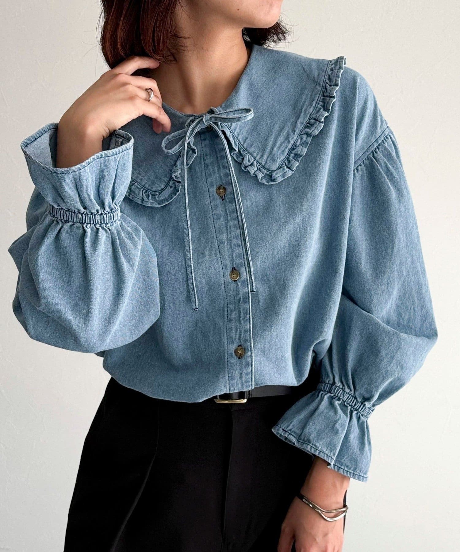 FREDY & GLOSTER(フレディ アンド グロスター)  デニムフリルステンカラーシャツ淺藍（50021121003）