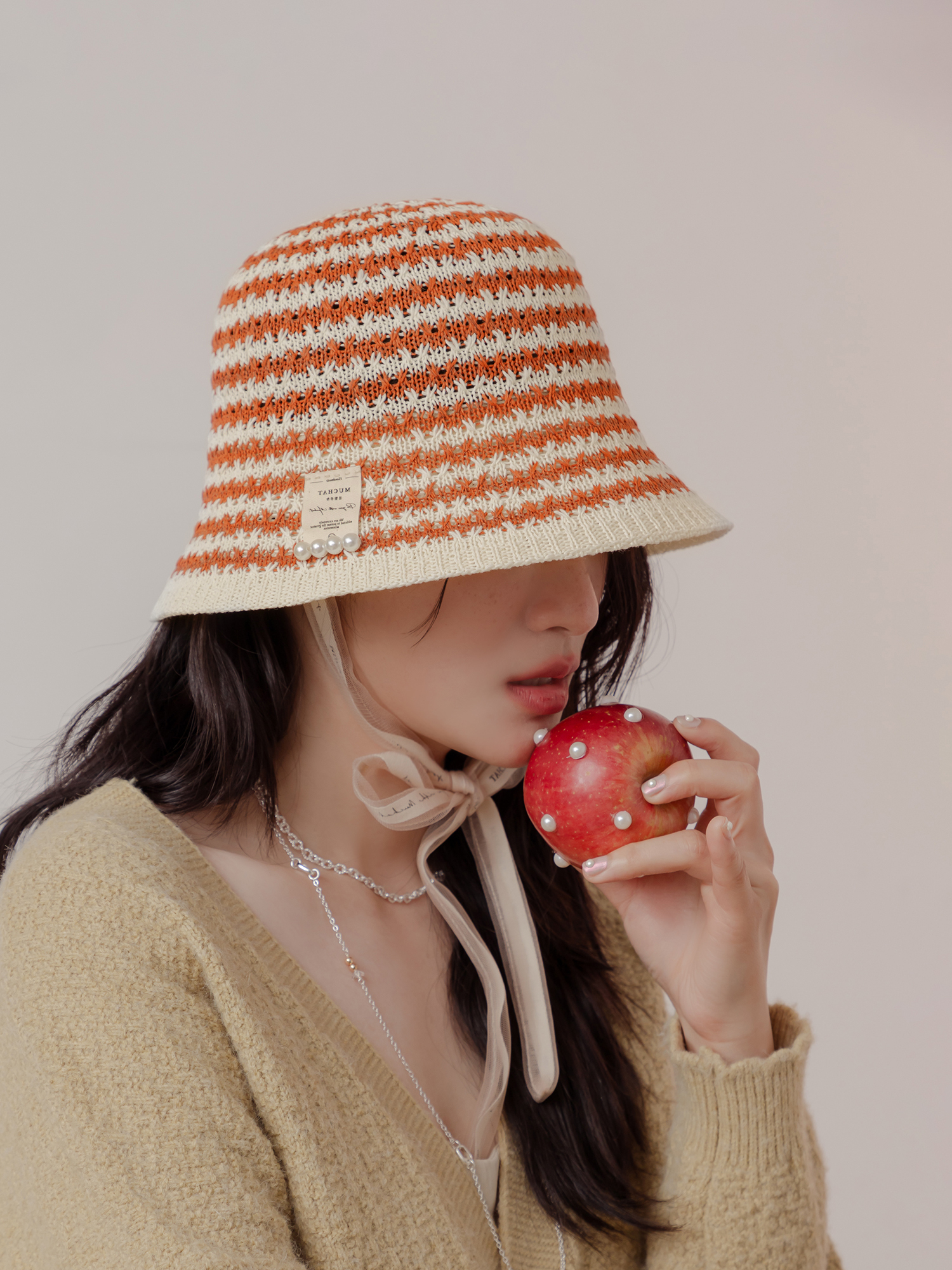 西曬日子。MUCHAT手作撞色編織珍珠綁帶漁夫帽