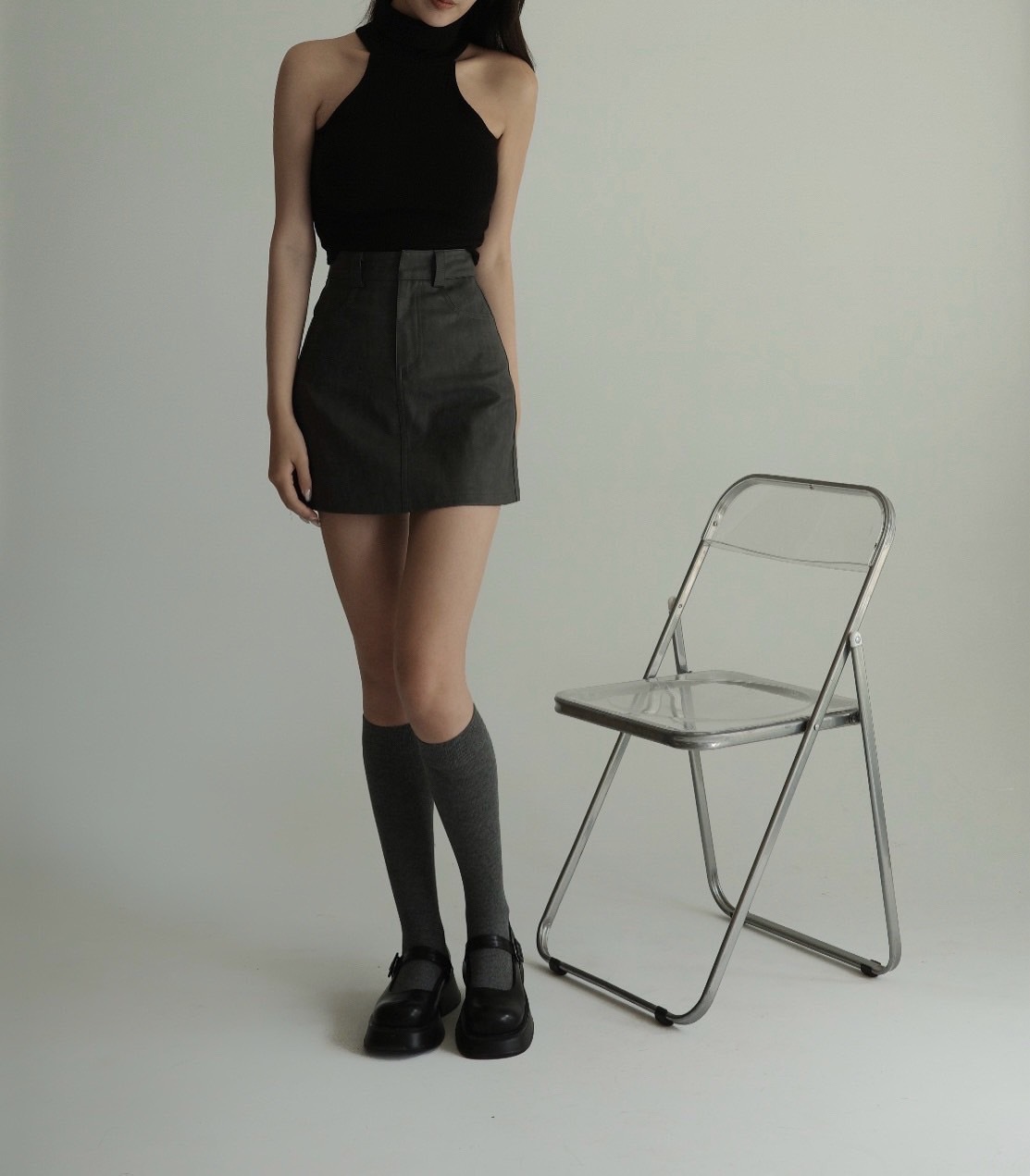 迷人肩線高領坑條削肩背心