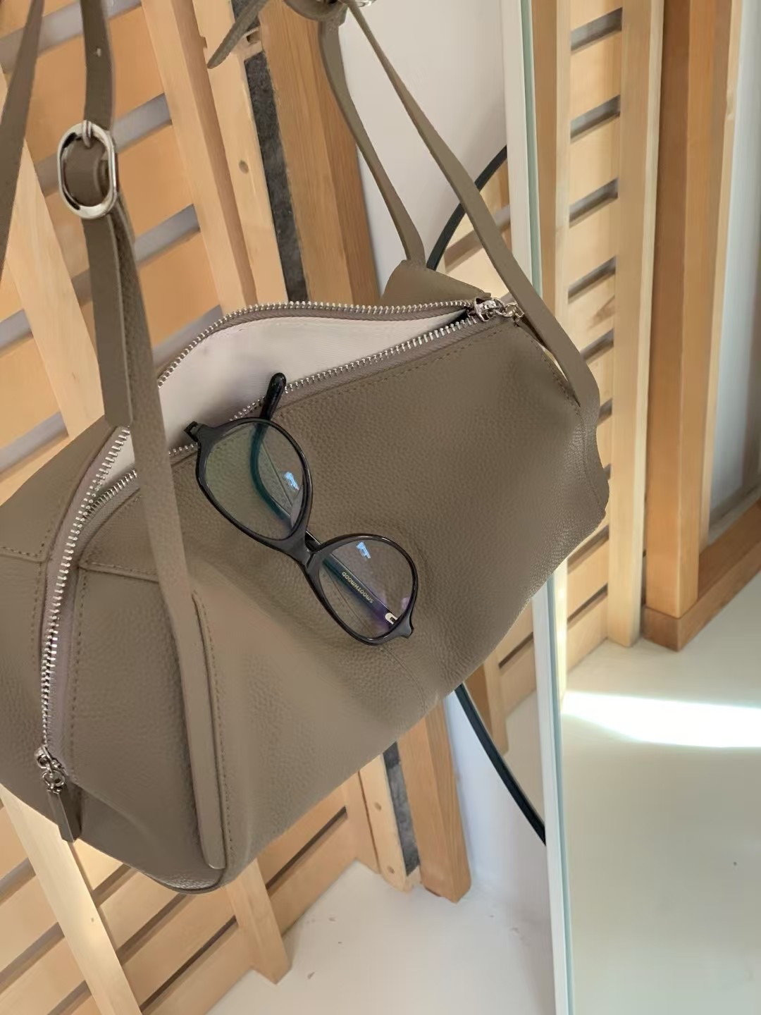 #228LE002 As soft as! Cuboid shoulder bag ⁎Cow Leather