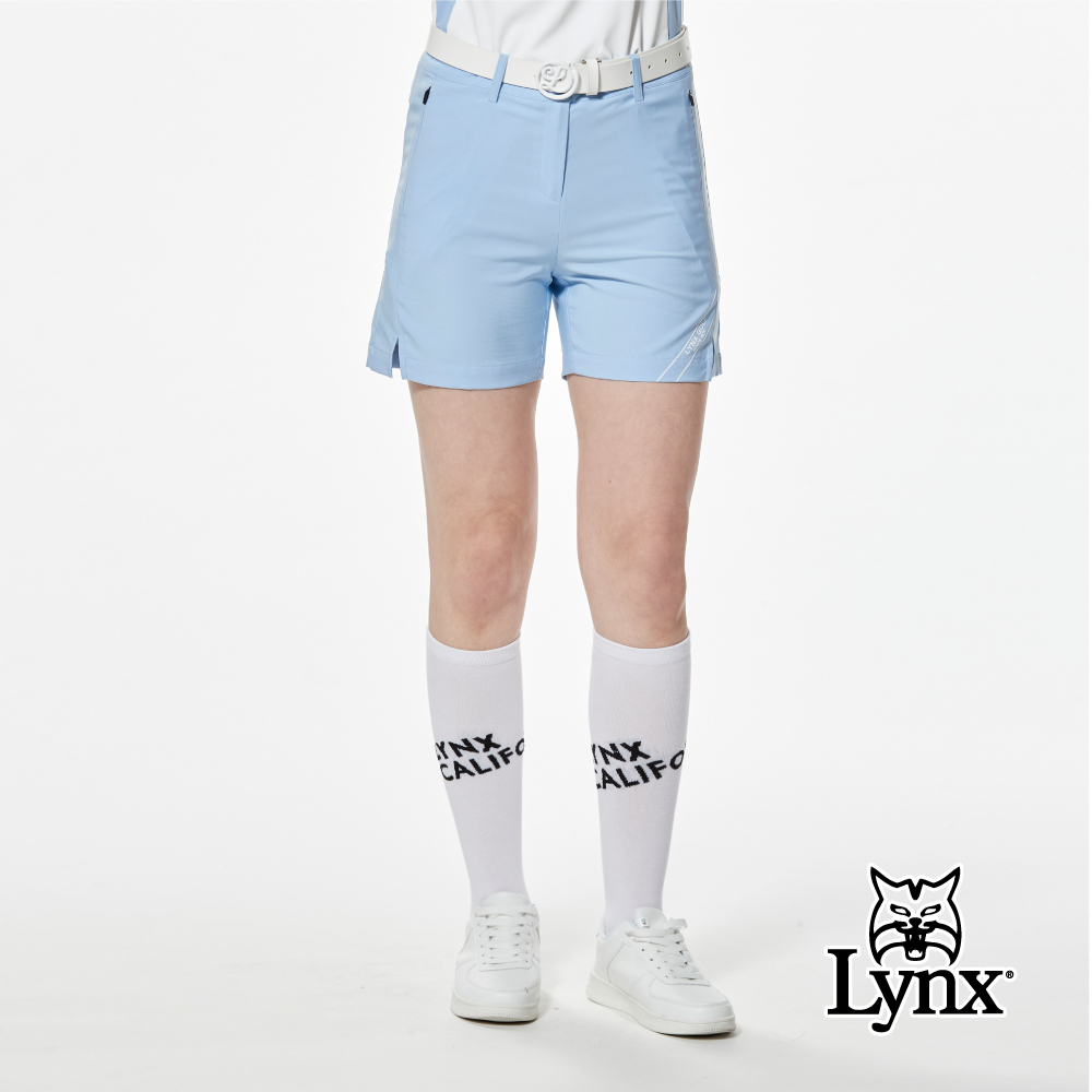 首爾高桿風格！壓紋織帶剪接後腰印花開杈設計運動短褲