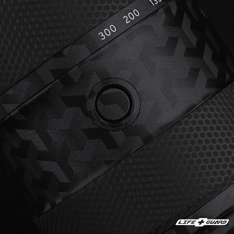 箭影黑貼膜質感特寫，LIFE+GUARD 專機專屬開版設計