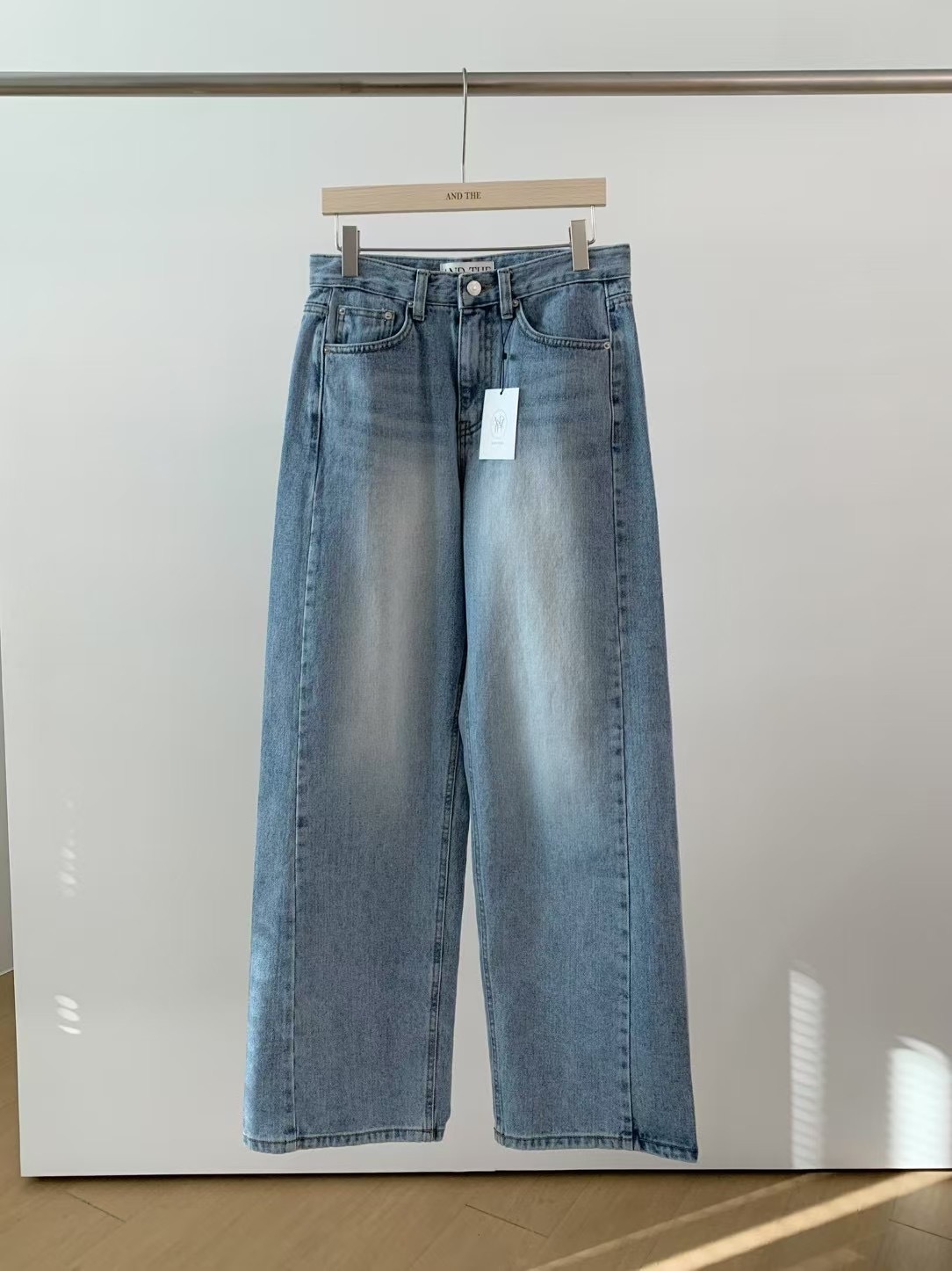 AT2516 Light wide-leg Jeans