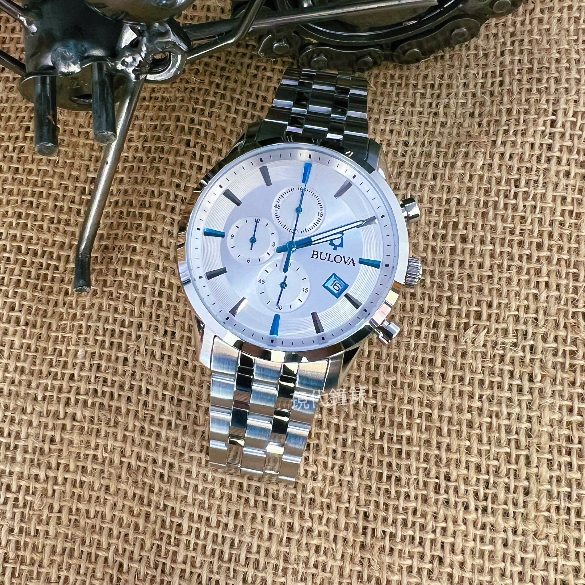 【BULOVA 寶路華】Sutton 系列 紳士三眼計時男錶 96B404 41mm 現代鐘錶