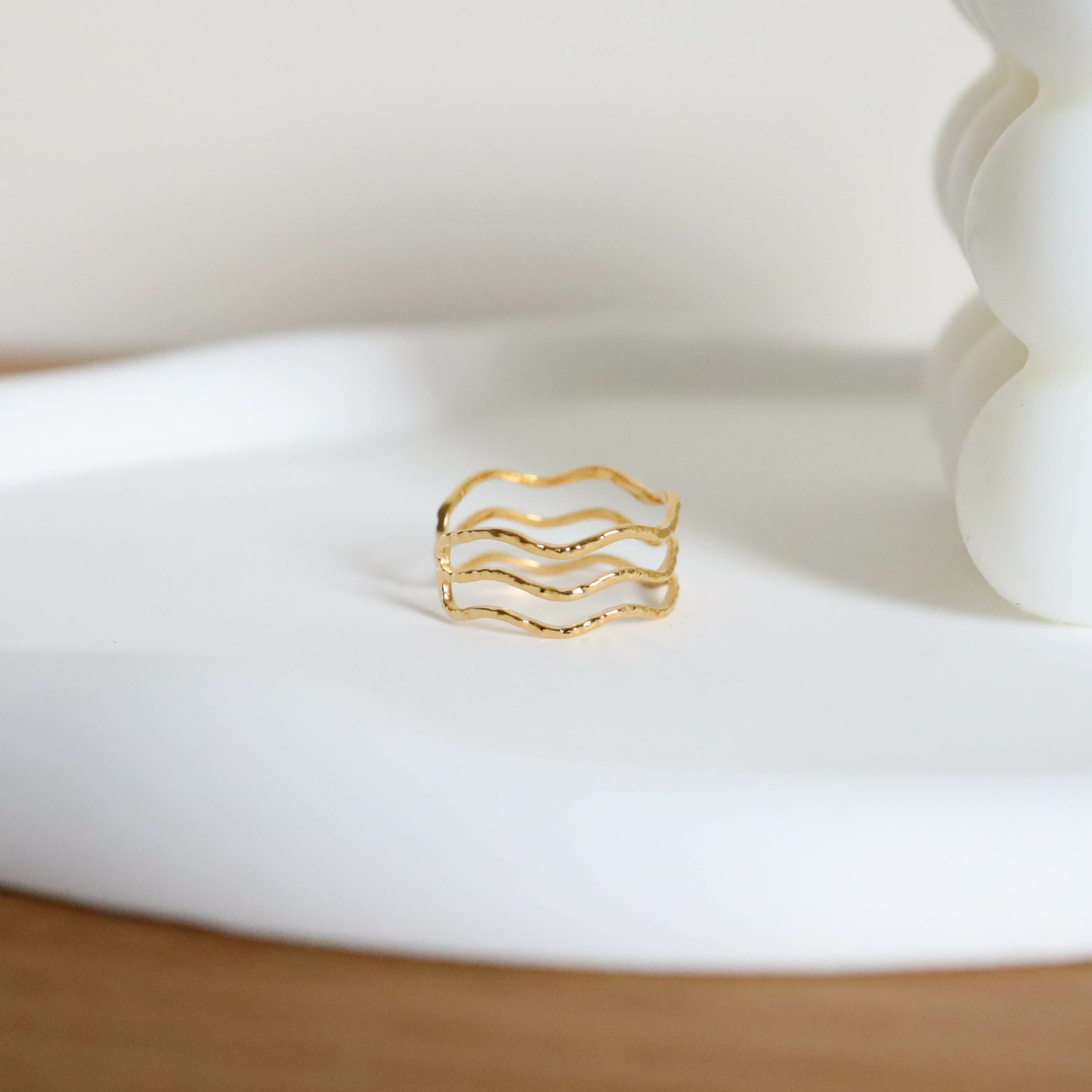 不怕水金色三線波浪鋼戒