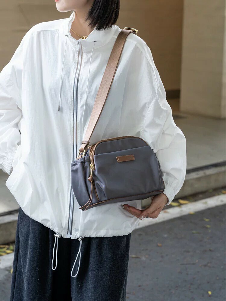 16153牛津布拼皮多拉鏈層側背包