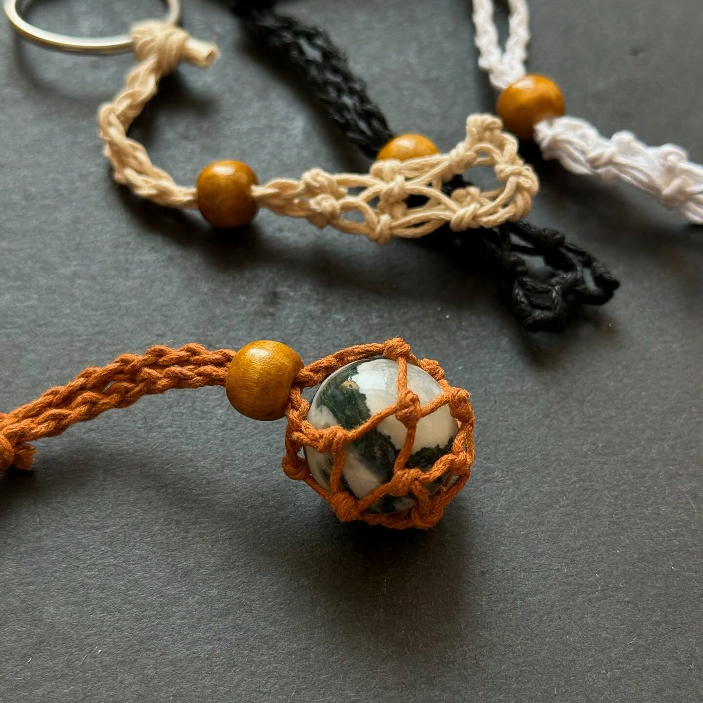 [原石] 編織繩滾石鑰匙圈 水晶鑰匙圈（空網）