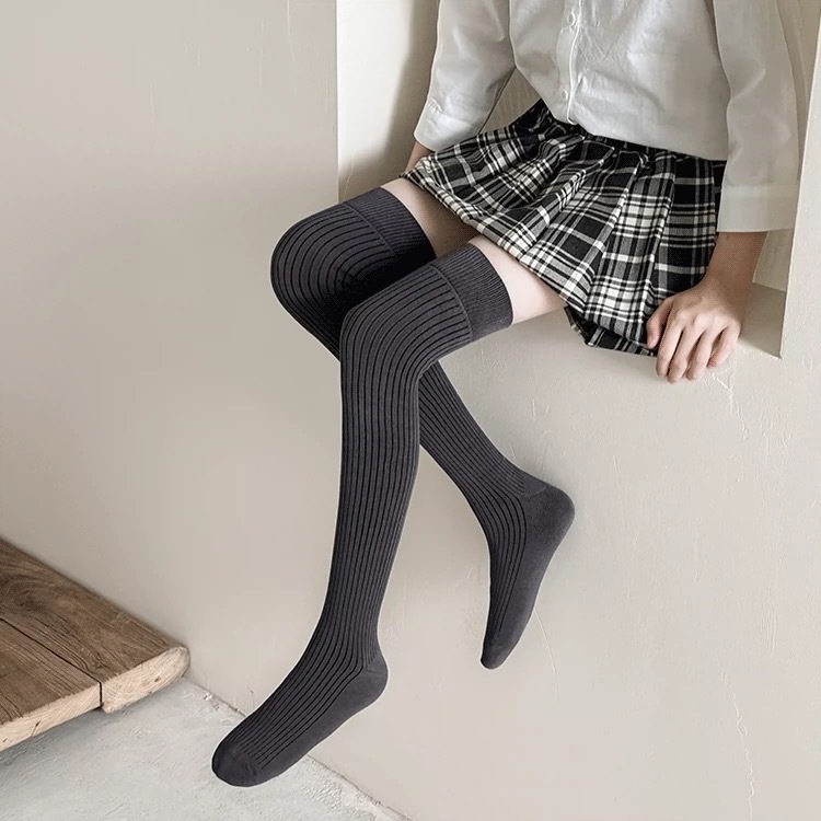 坑條素面膝上襪