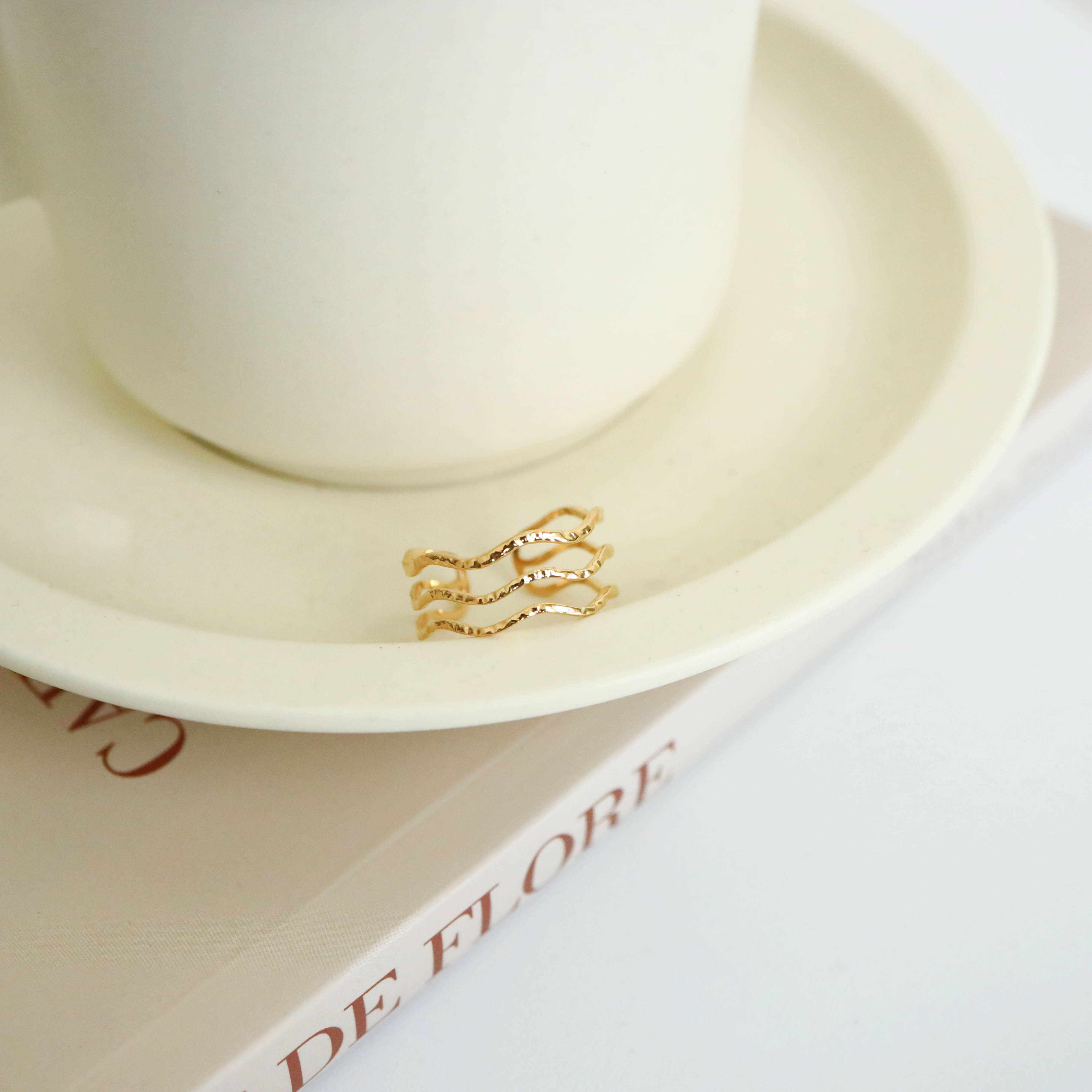 不怕水金色三線波浪鋼戒