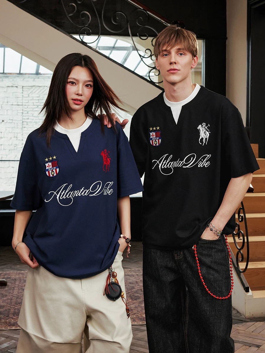 Harsh and Cruel 學院風刺繡  假兩件亨利領 短袖 T恤 HL251020084