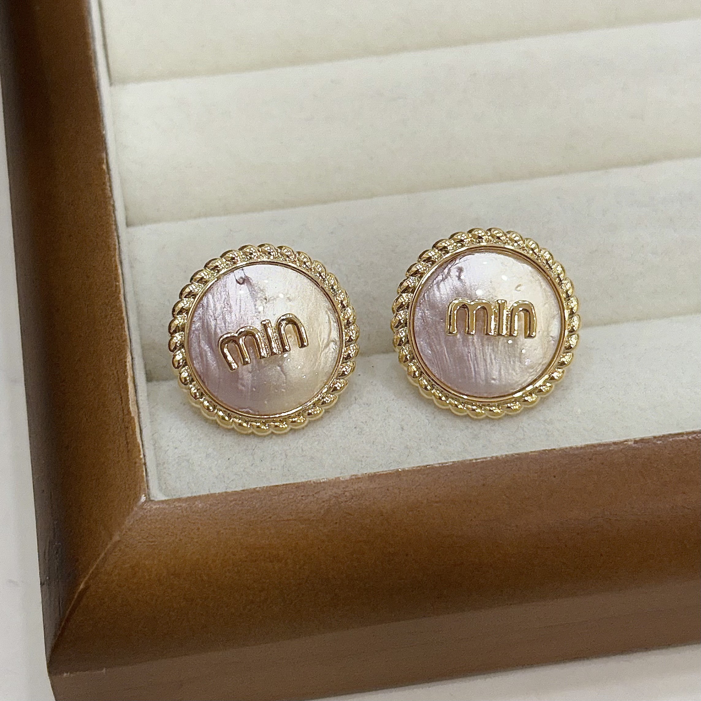 U15麻花邊暈染字母圓形耳針