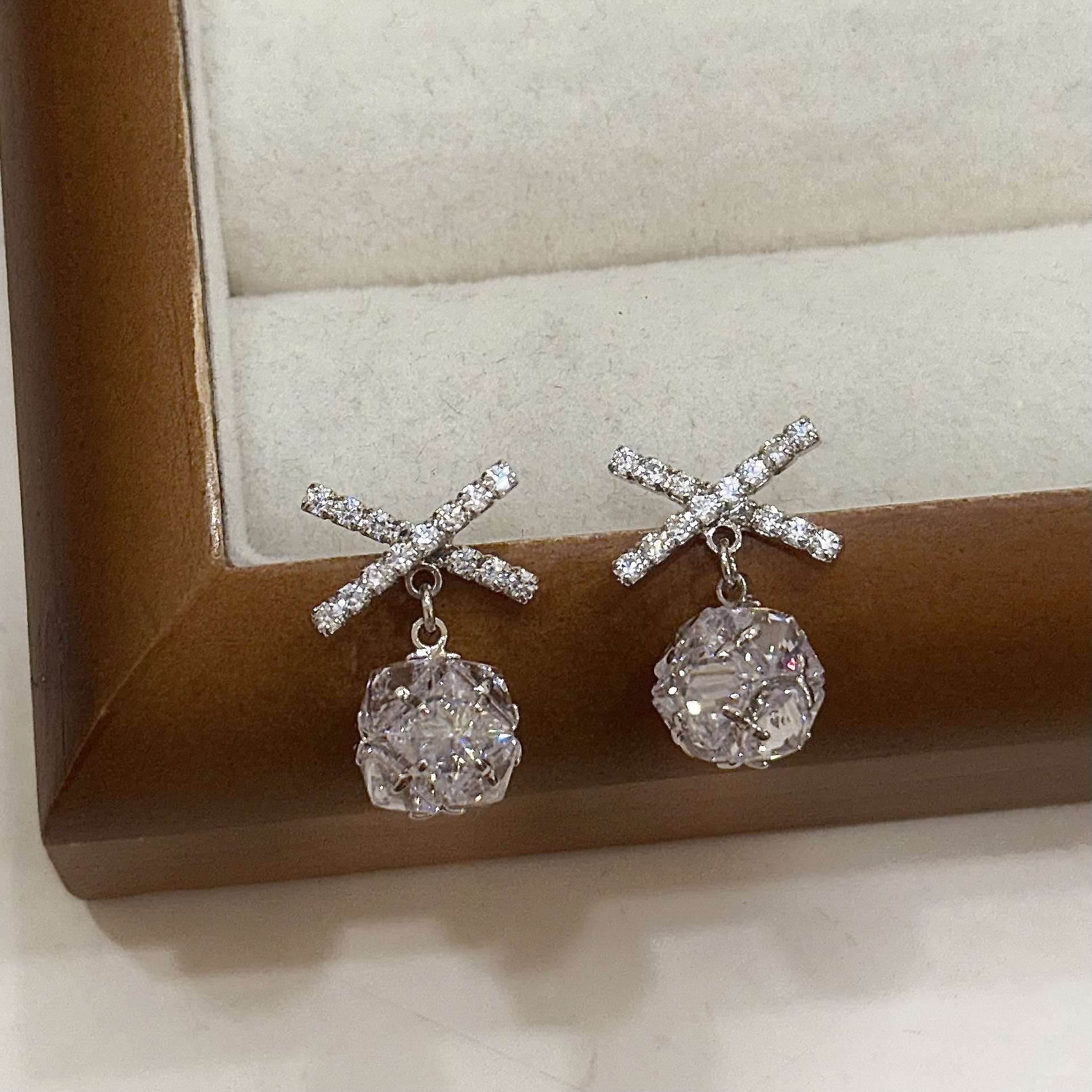 U16交叉鑽球垂吊