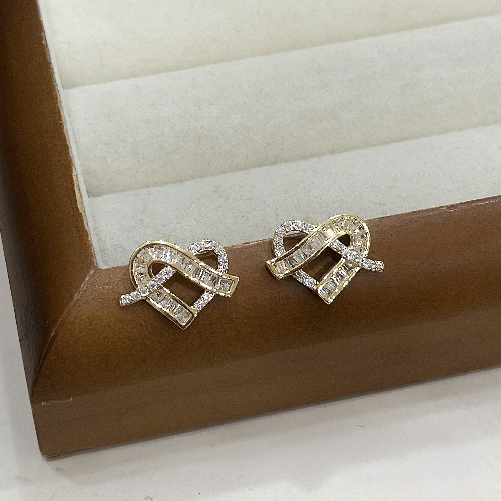 U17鋯石排鑽扭結愛心耳針