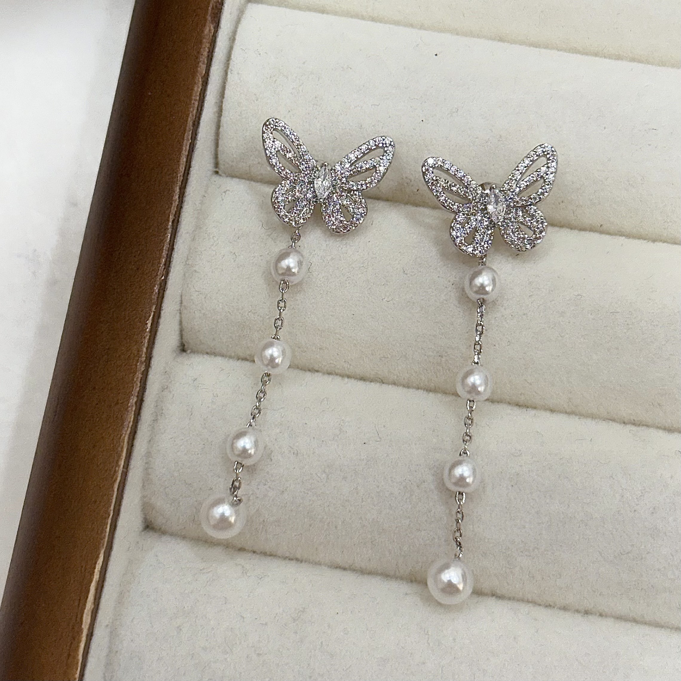 U19排鑽鏤空蝴蝶珍珠前後扣