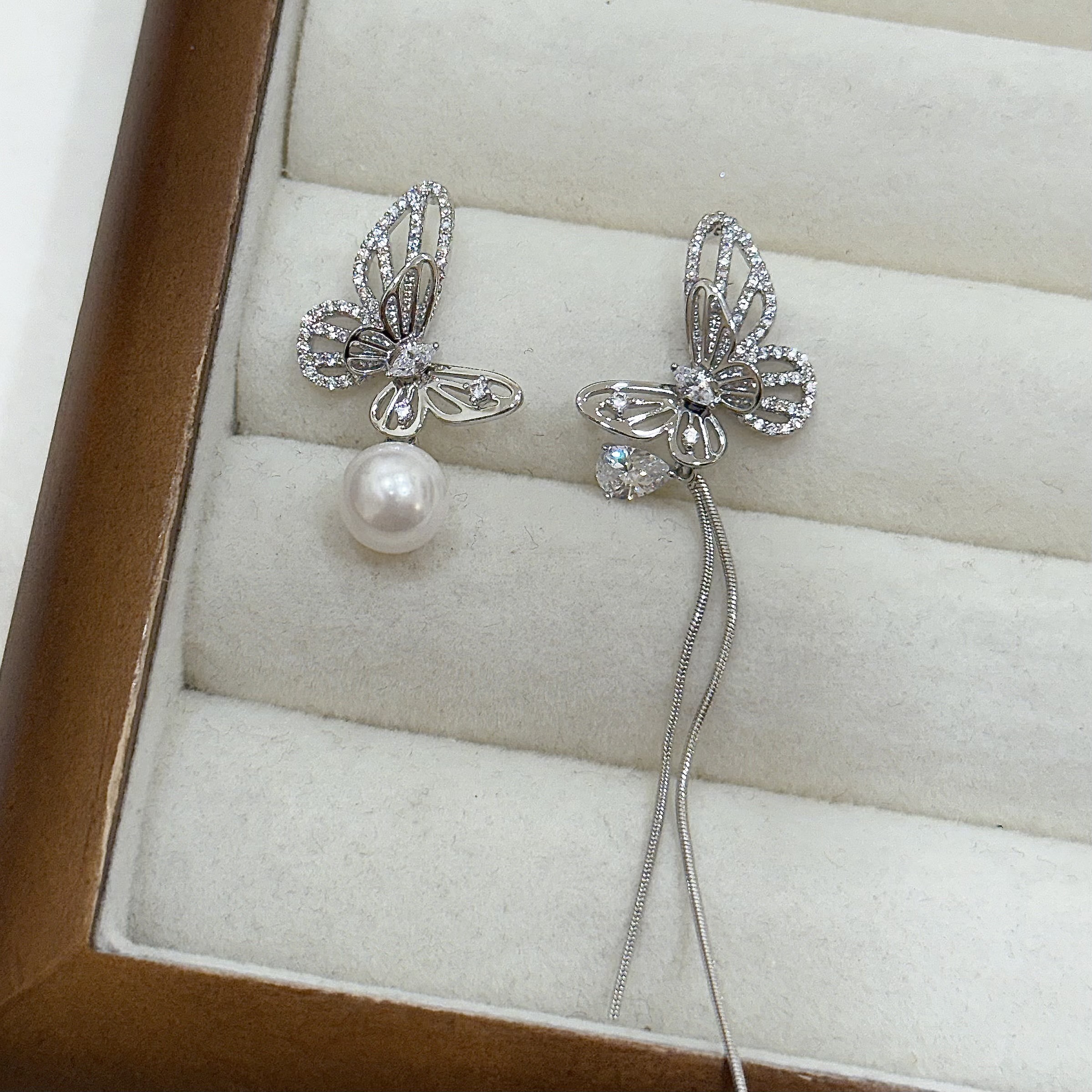 U21排鑽鏤空蝴蝶不對稱垂吊