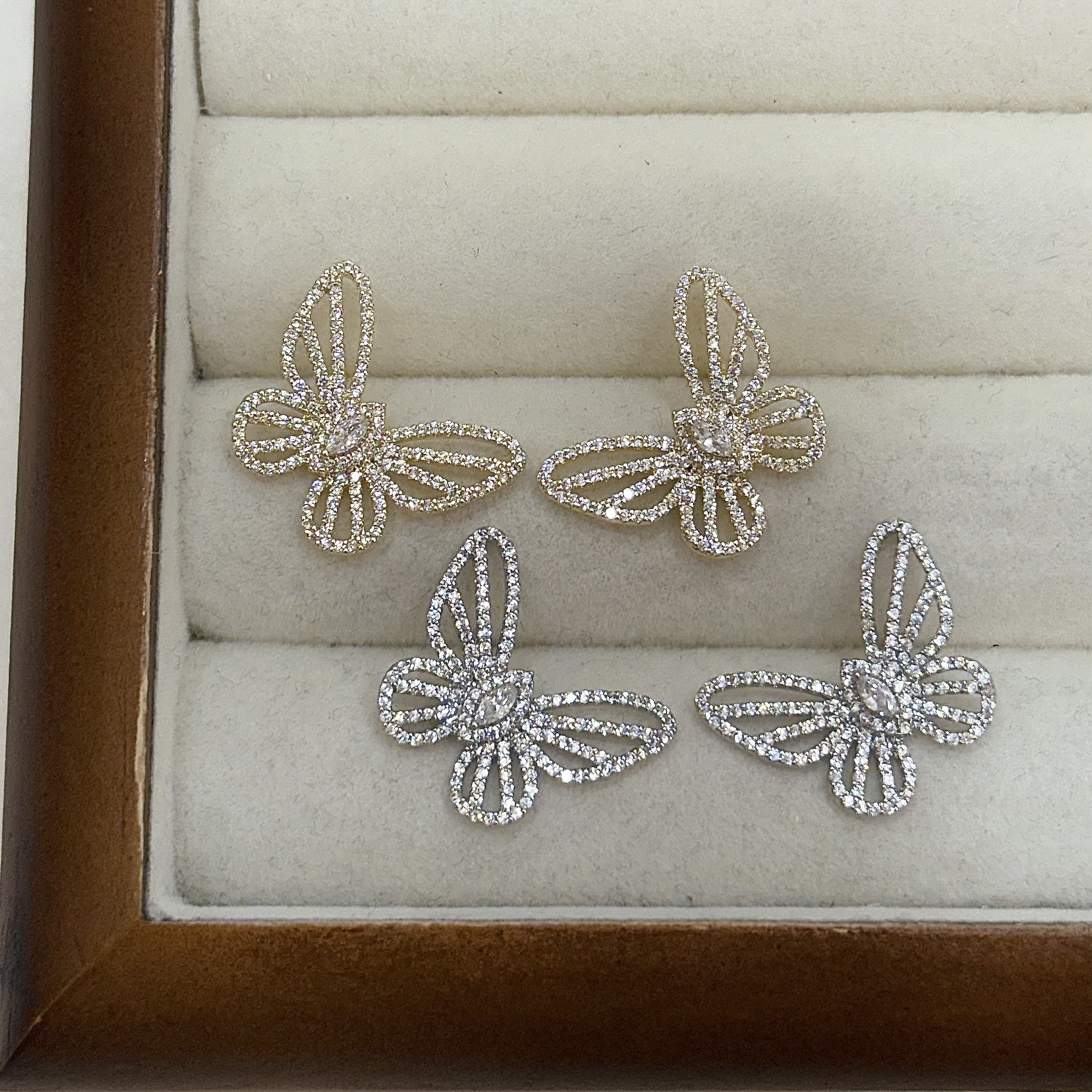 U35排鑽鏤空蝴蝶耳針