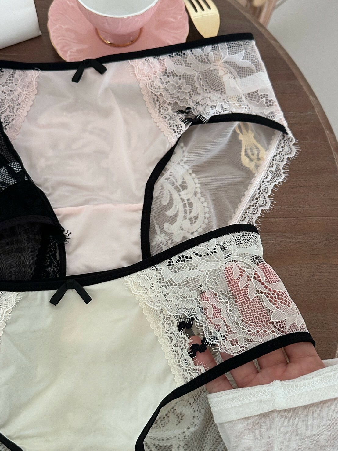 法式緞面拼接網紗蕾絲鏤空 微透視小褲 3colors