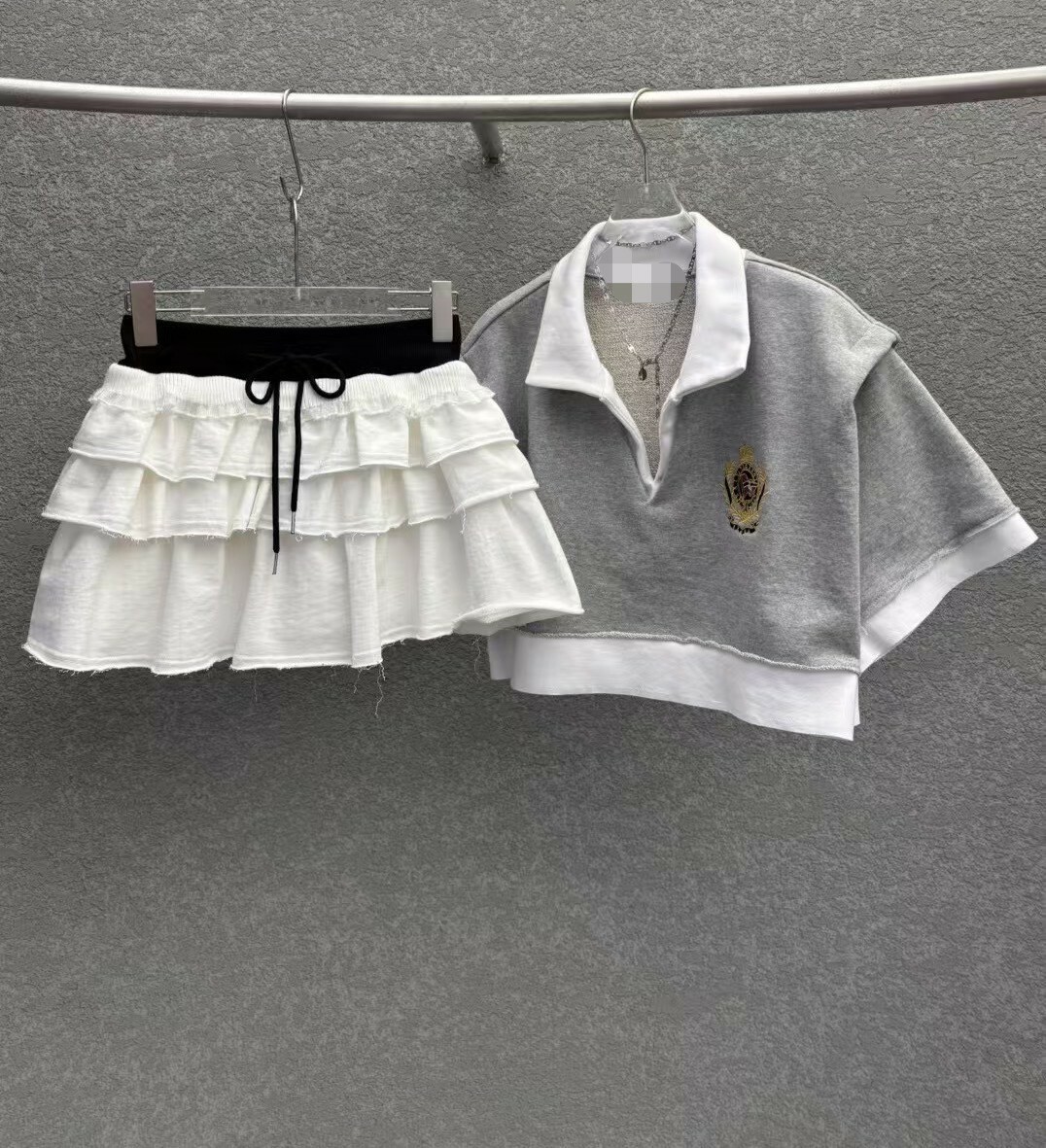 短袖徽章短版上衣