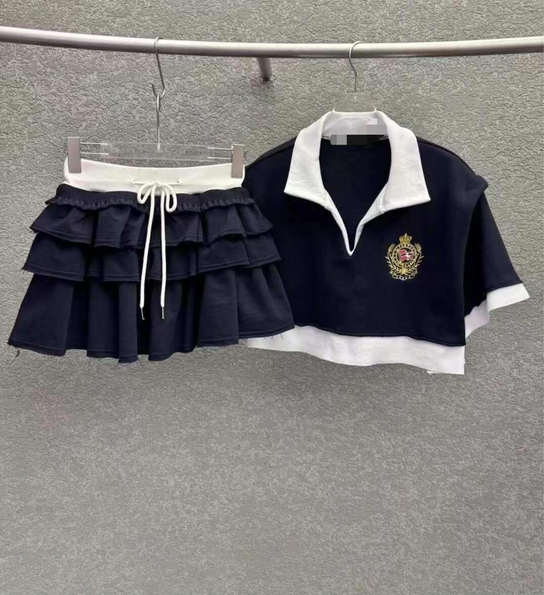 短袖徽章短版上衣