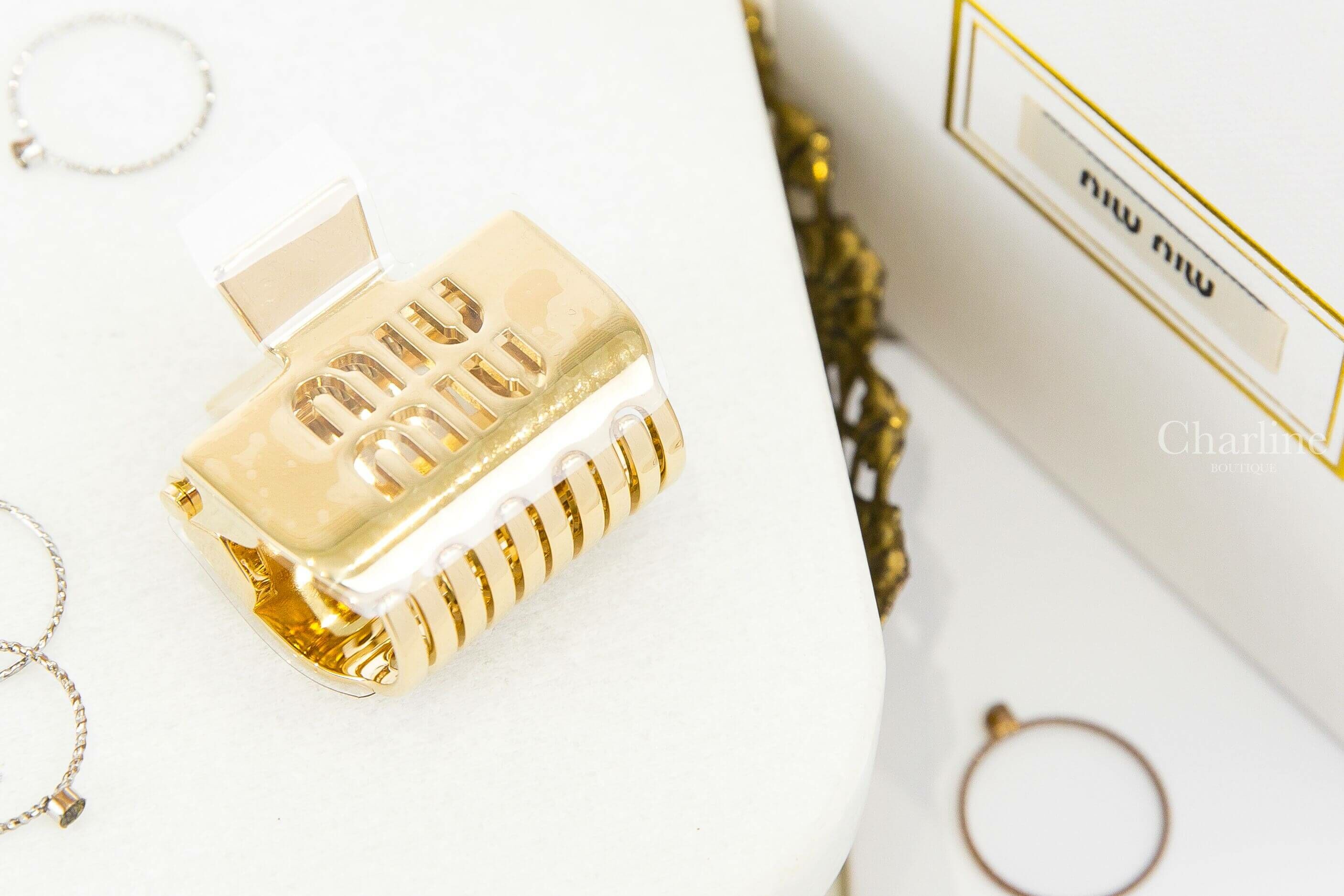 Miu Miu Hair Clip 金色簍空字母髮夾-Charline Boutique 精品代購